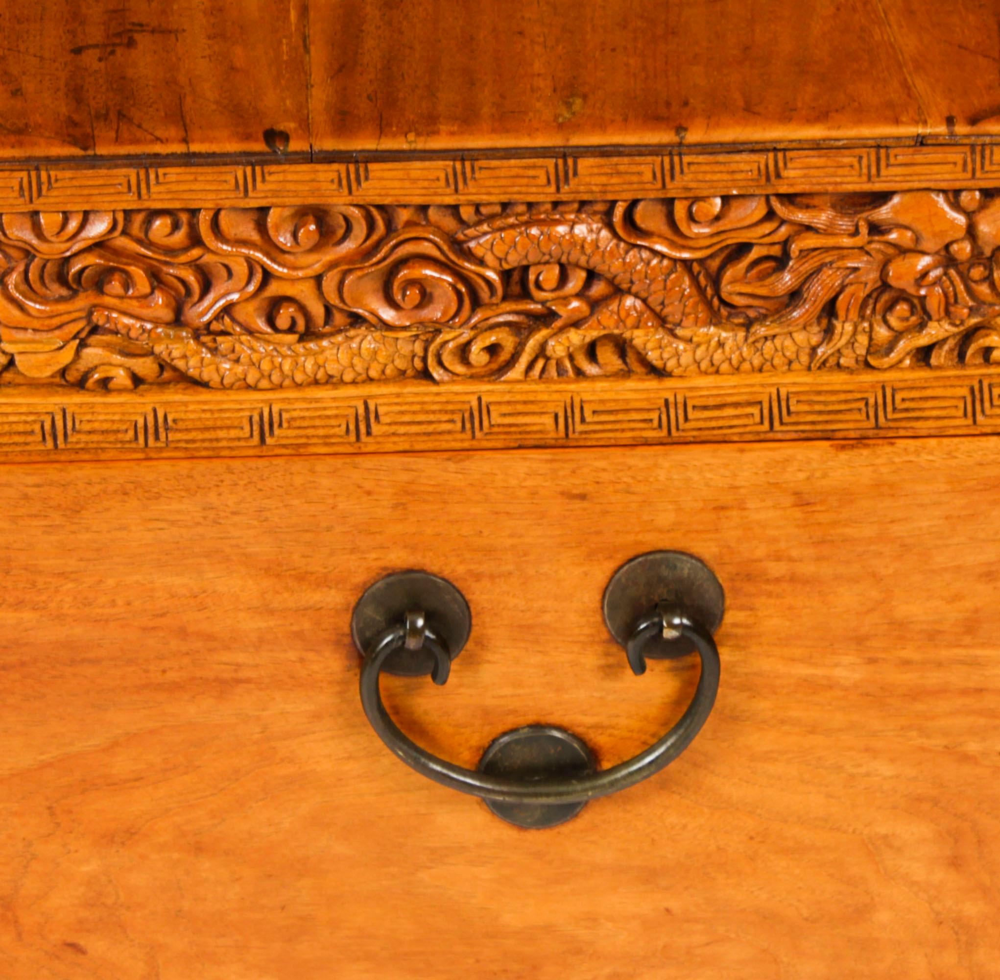 Antiguo baúl chino de madera de alcanfor Mesa de centro artesonada S. XIX en venta 9