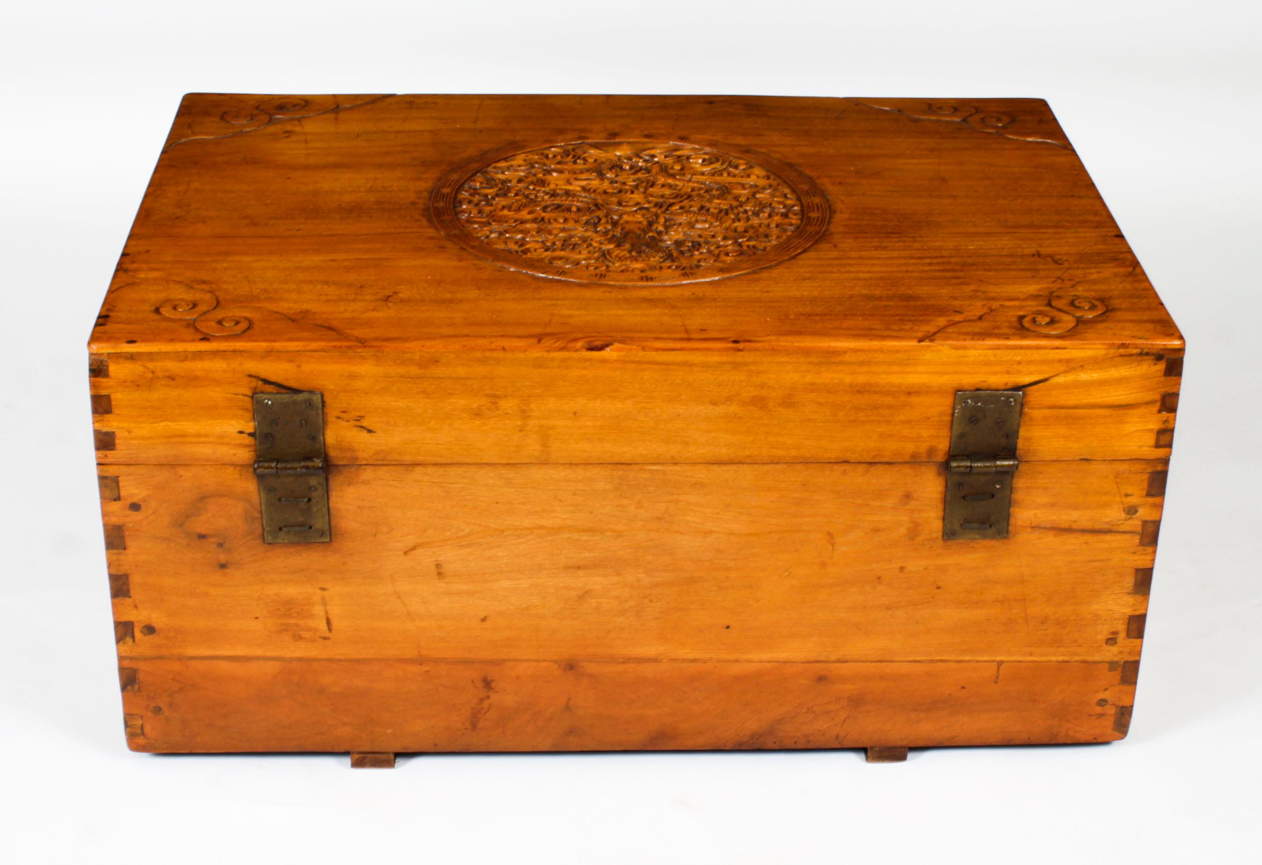 Antiguo baúl chino de madera de alcanfor Mesa de centro artesonada S. XIX en venta 10