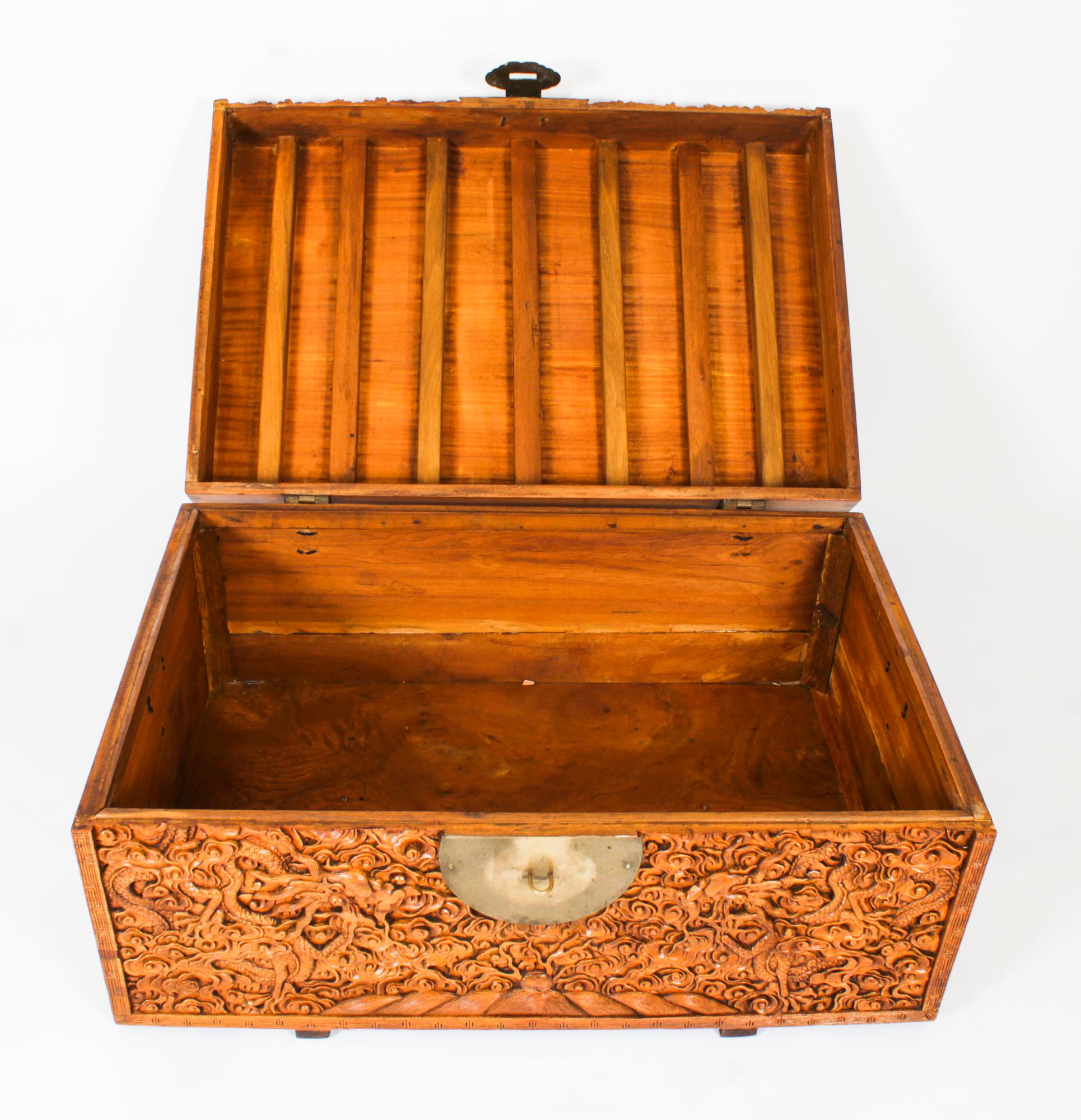 Antiguo baúl chino de madera de alcanfor Mesa de centro artesonada S. XIX en venta 11