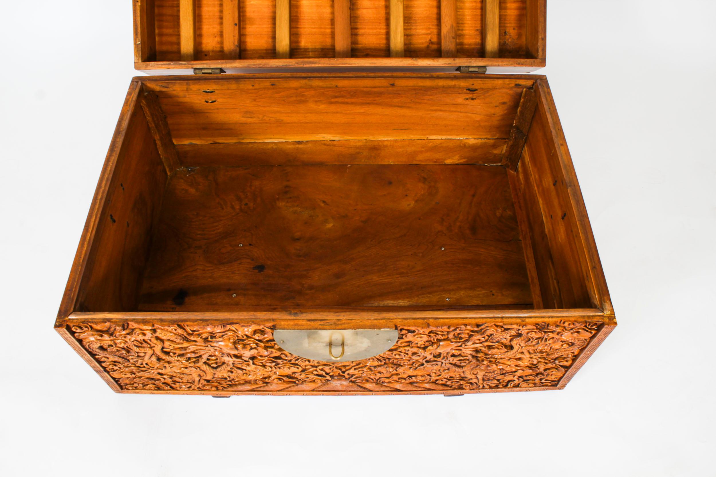 Antiguo baúl chino de madera de alcanfor Mesa de centro artesonada S. XIX en venta 12