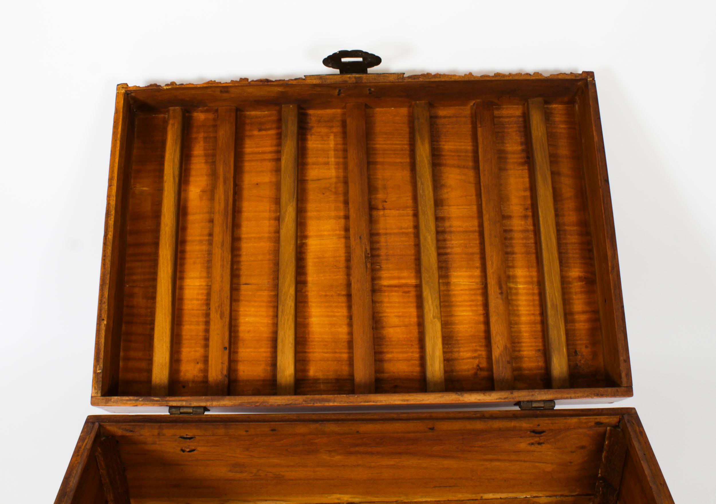 Antiguo baúl chino de madera de alcanfor Mesa de centro artesonada S. XIX en venta 13