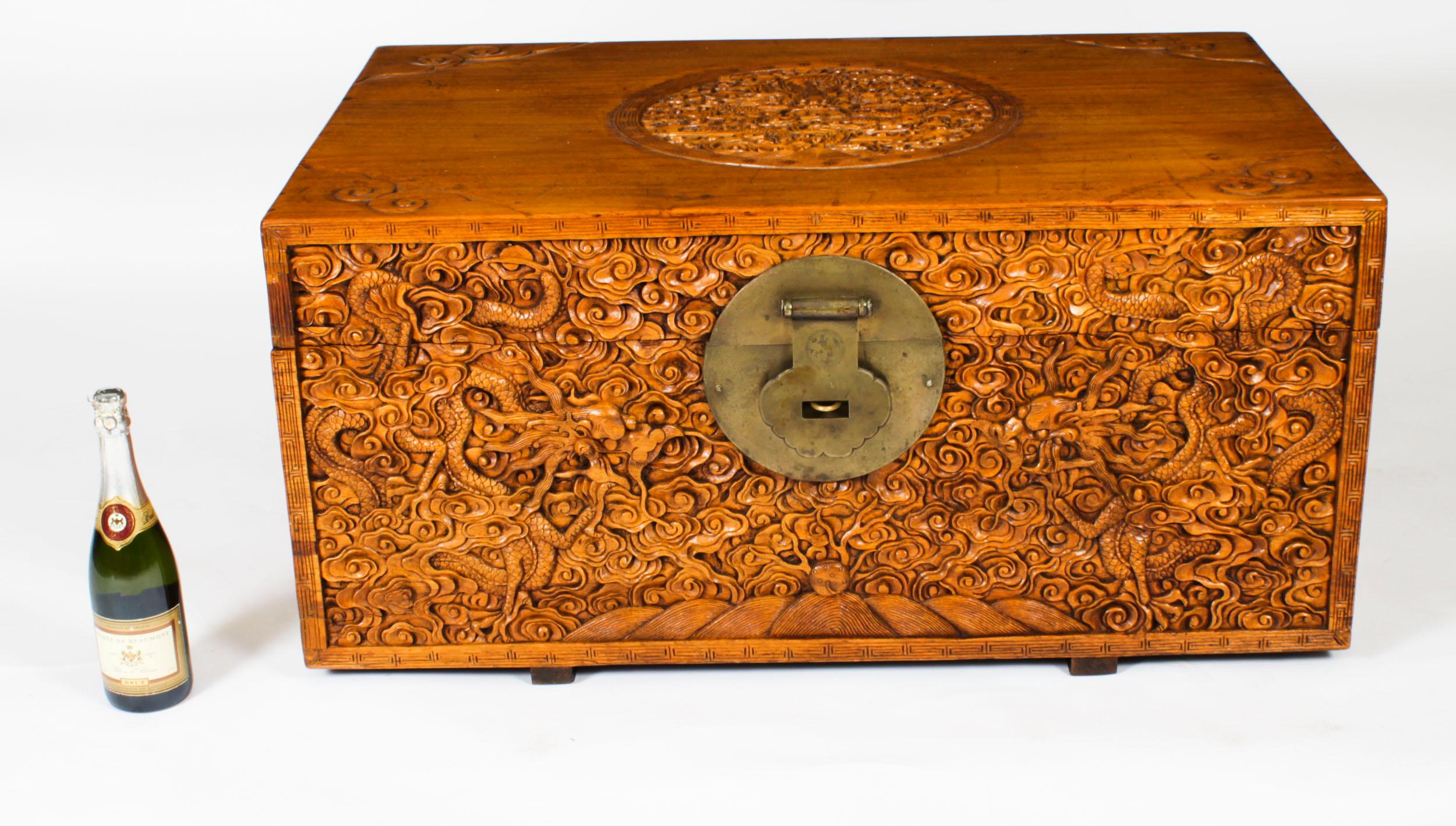 Antiguo baúl chino de madera de alcanfor Mesa de centro artesonada S. XIX en venta 14