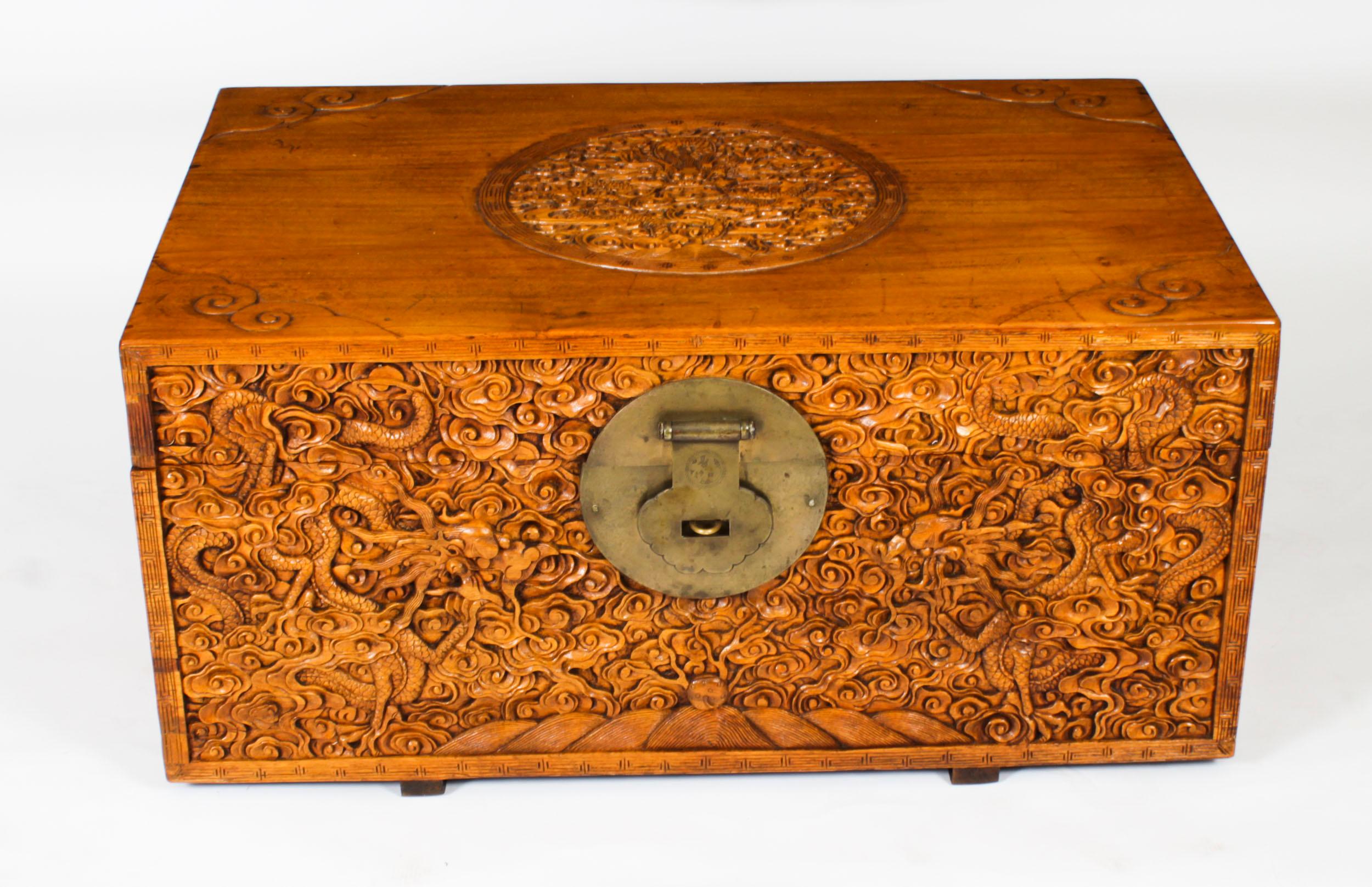 Se trata de un baúl o cofre de cama antiguo chino de madera de alcanfor bellamente tallada, datado hacia 1880.

Con una tapa rectangular con bisagras y asas de transporte laterales, no hay duda de que su exclusivo diseño tallado y su magnífica