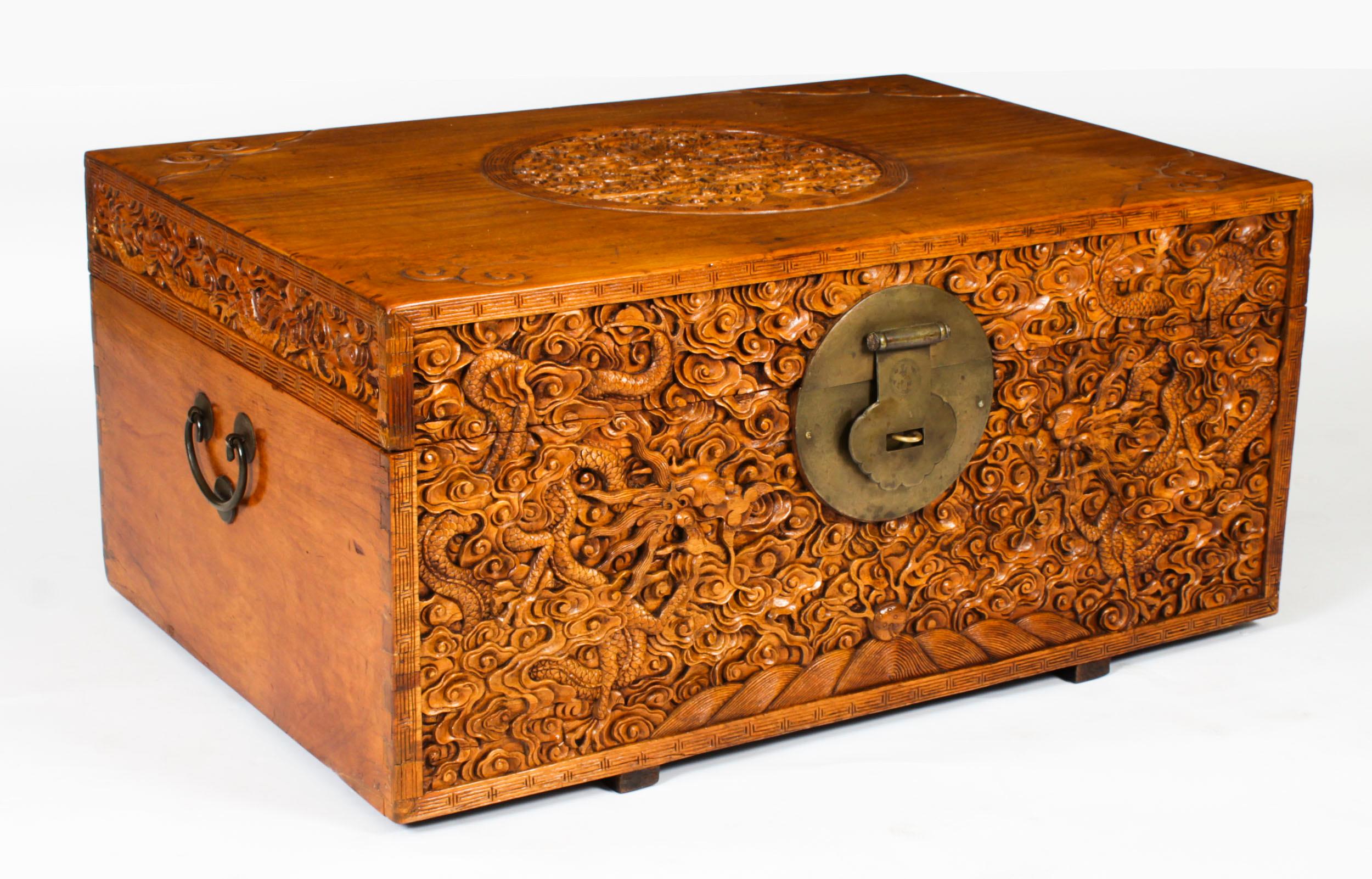 Antiguo baúl chino de madera de alcanfor Mesa de centro artesonada S. XIX en venta 15