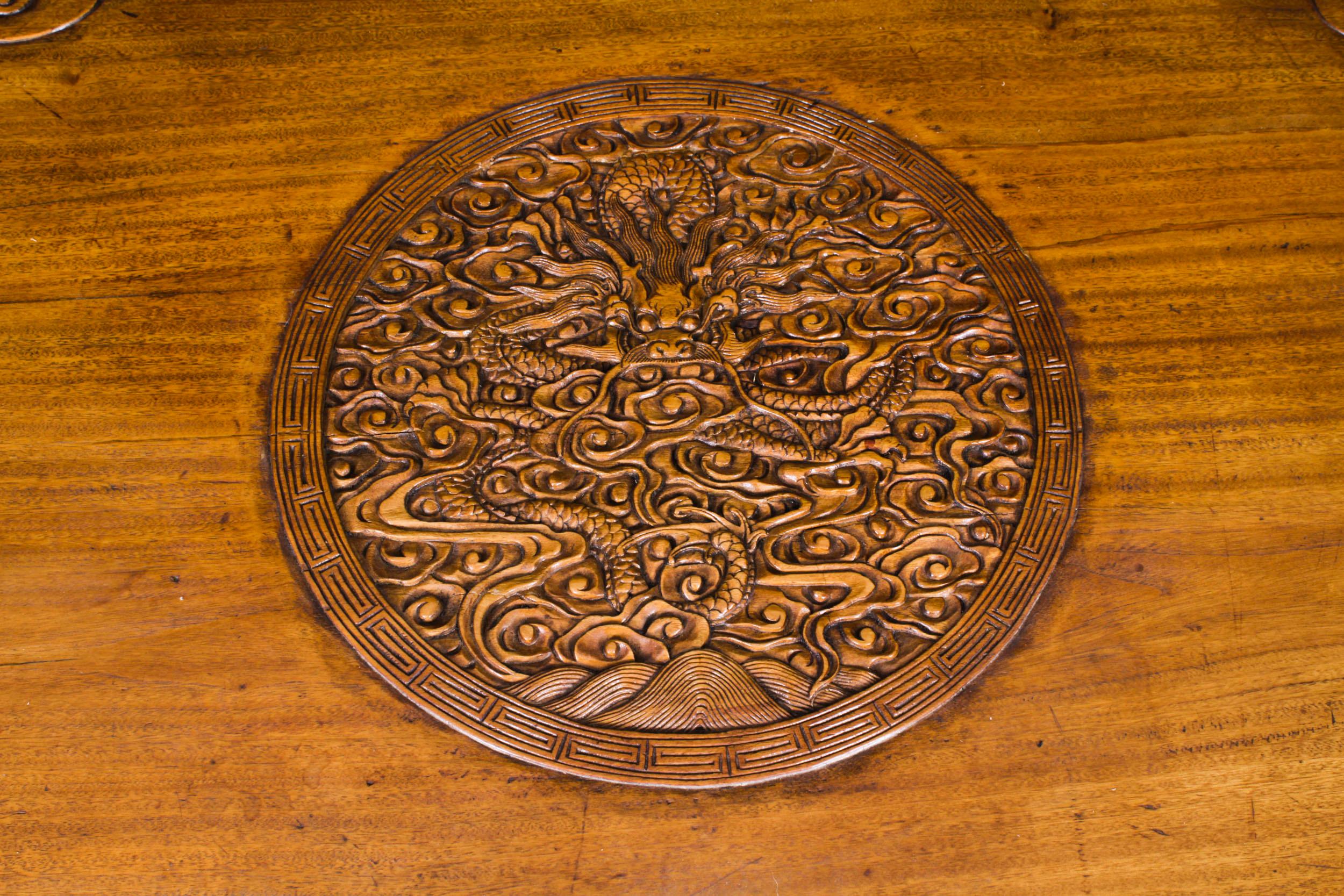 Antiguo baúl chino de madera de alcanfor Mesa de centro artesonada S. XIX Fines del siglo XIX en venta