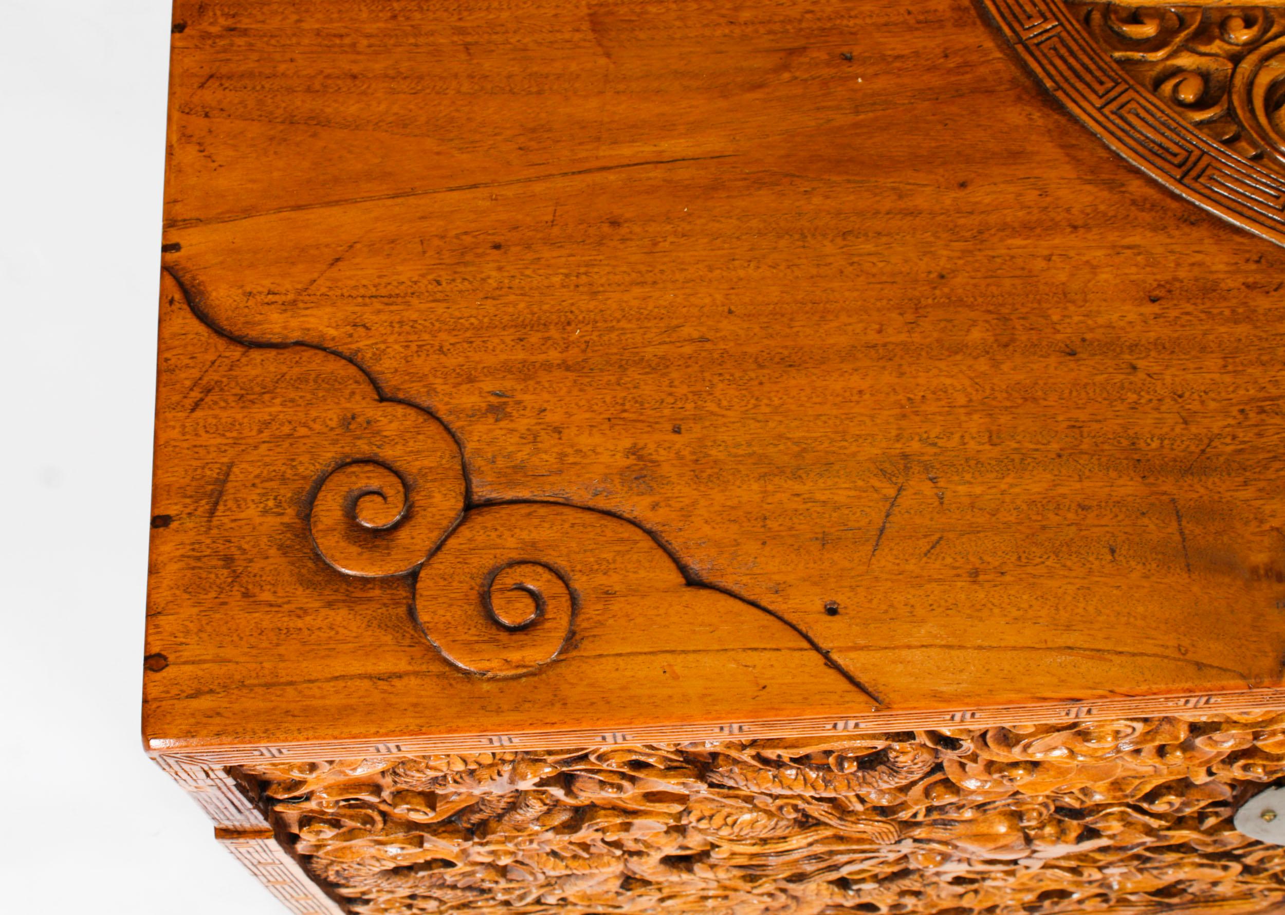 Antiguo baúl chino de madera de alcanfor Mesa de centro artesonada S. XIX Otro en venta
