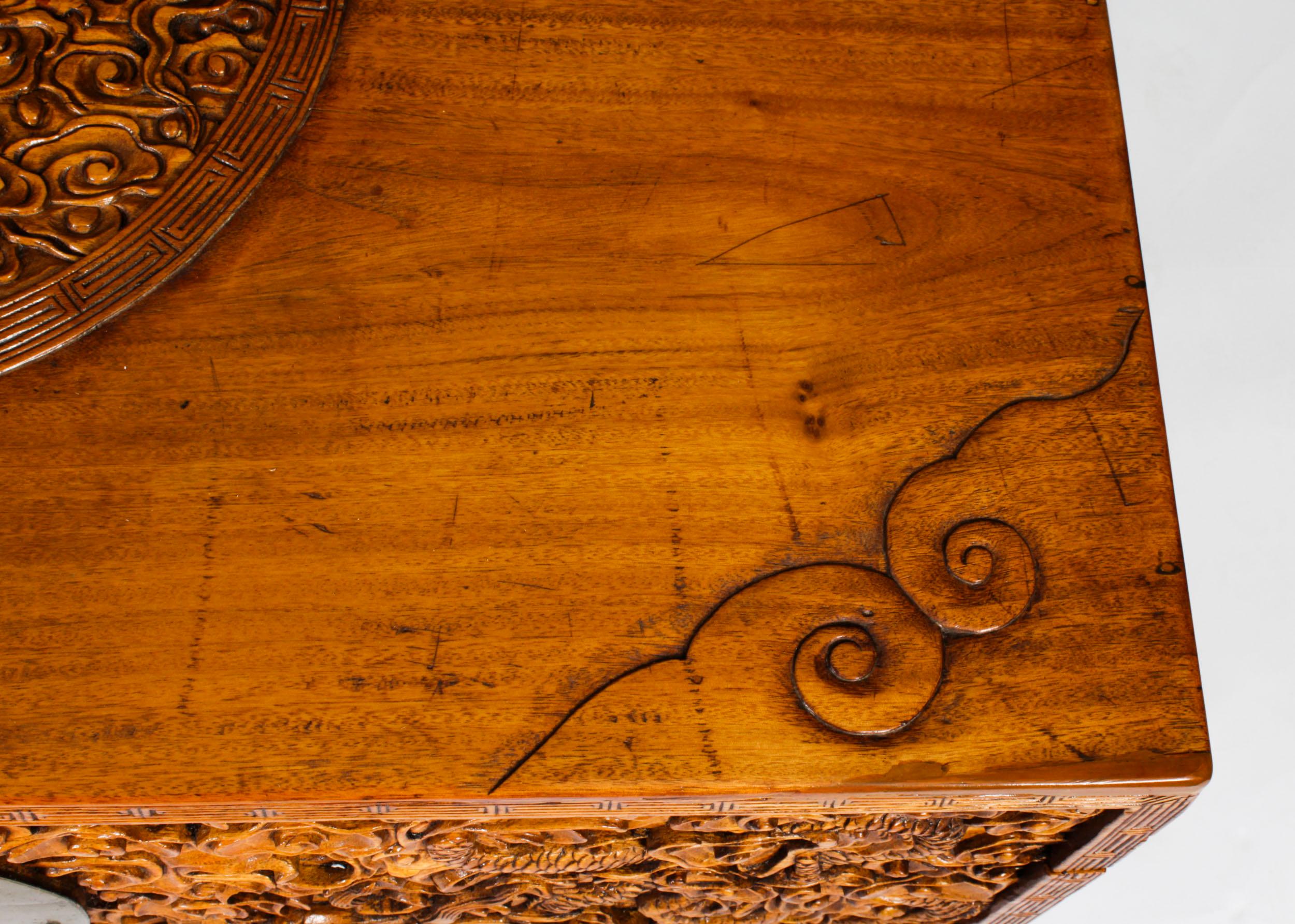 Antiguo baúl chino de madera de alcanfor Mesa de centro artesonada S. XIX en venta 1