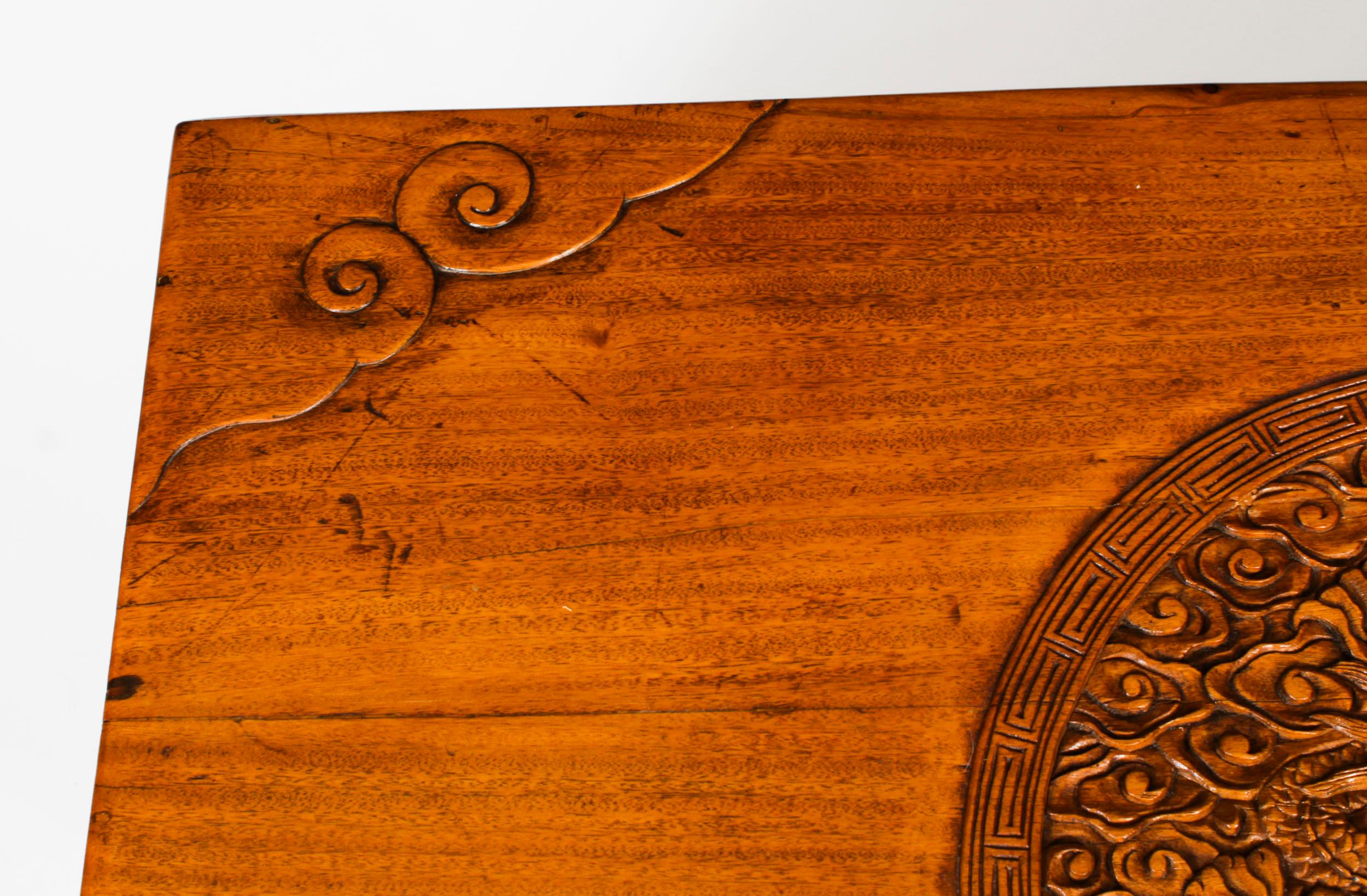 Antiguo baúl chino de madera de alcanfor Mesa de centro artesonada S. XIX en venta 2