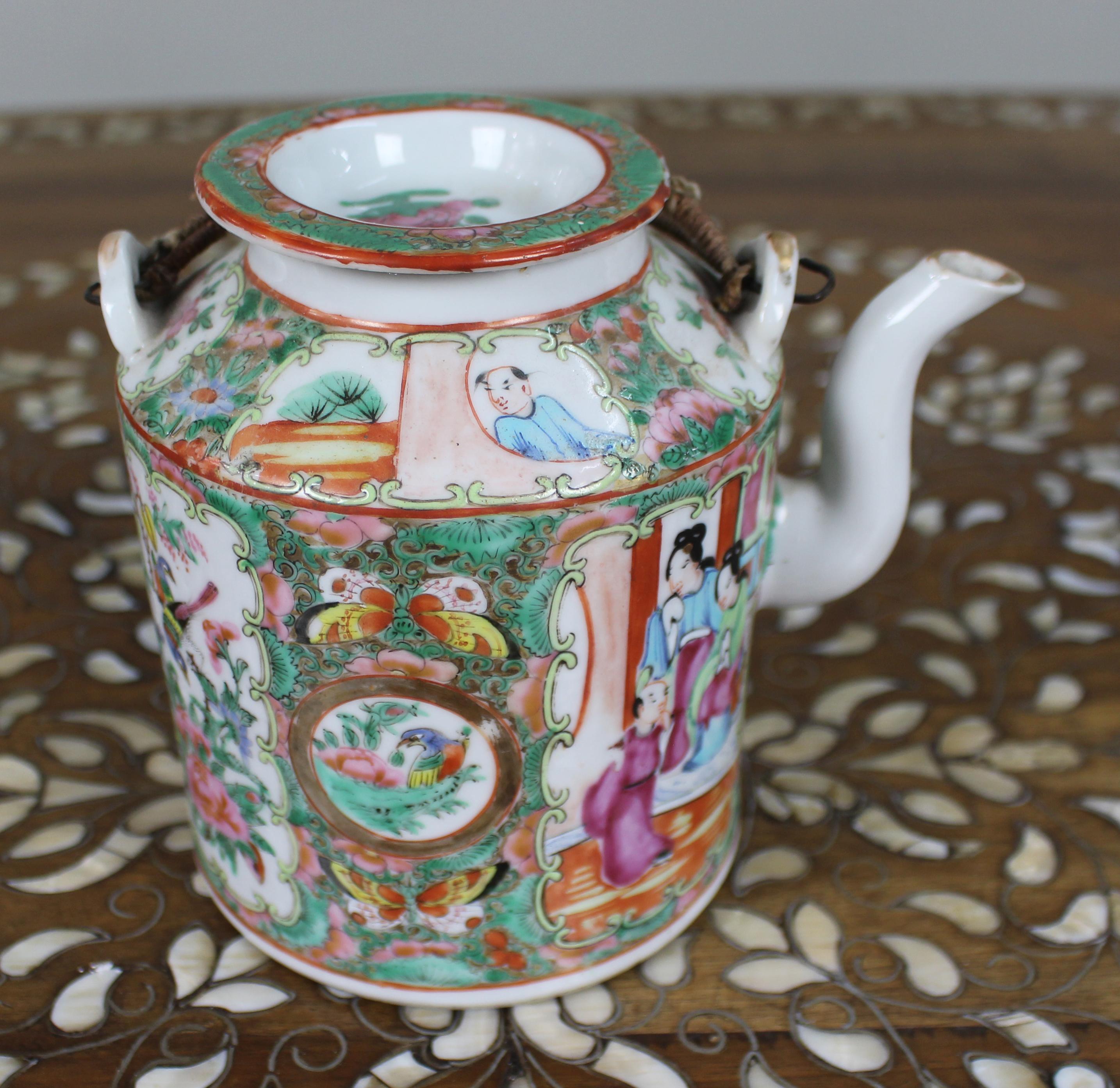 Antique Chinese Canton Famille Rose Porcelain Tea Pot c.1880 In Good Condition For Sale In Worcester, GB