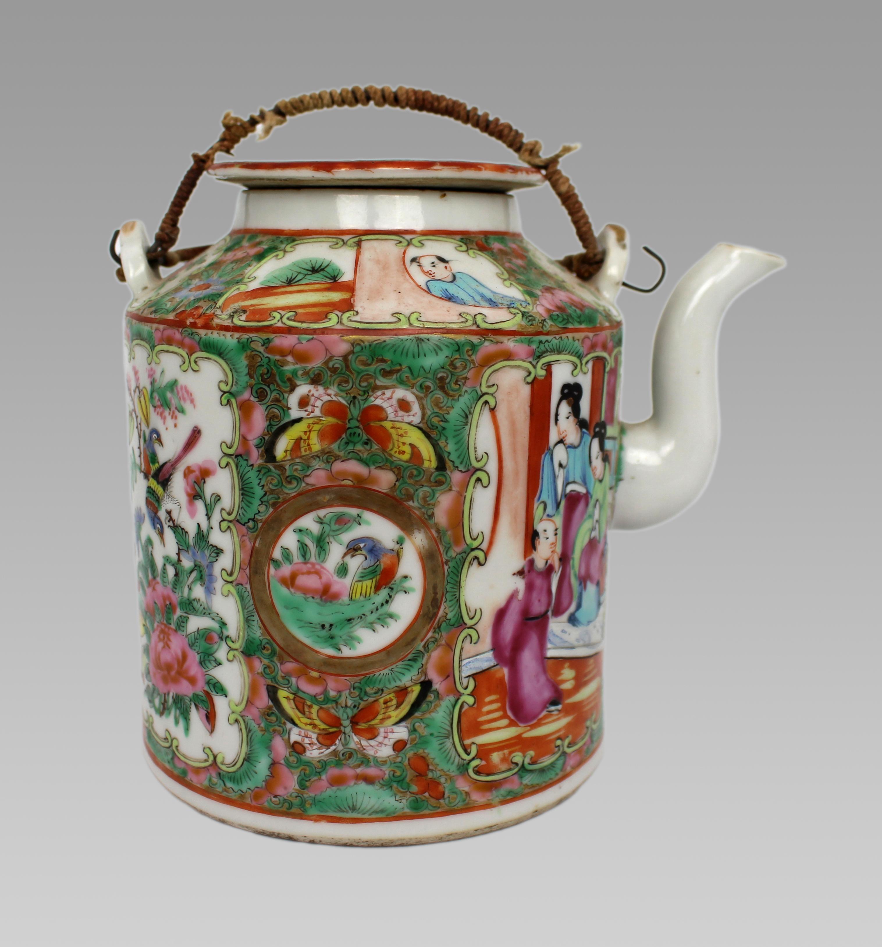 Antike chinesische Canton Famille Rose Porzellan Teekanne, um 1900

Eine hochwertige chinesische Porzellan-Teekanne aus dem späten 19. / frühen 20. Jahrhundert, handbemalt in der Famille-Rose-Farbpalette.

Der zylindrische Korpus ist abwechselnd mit