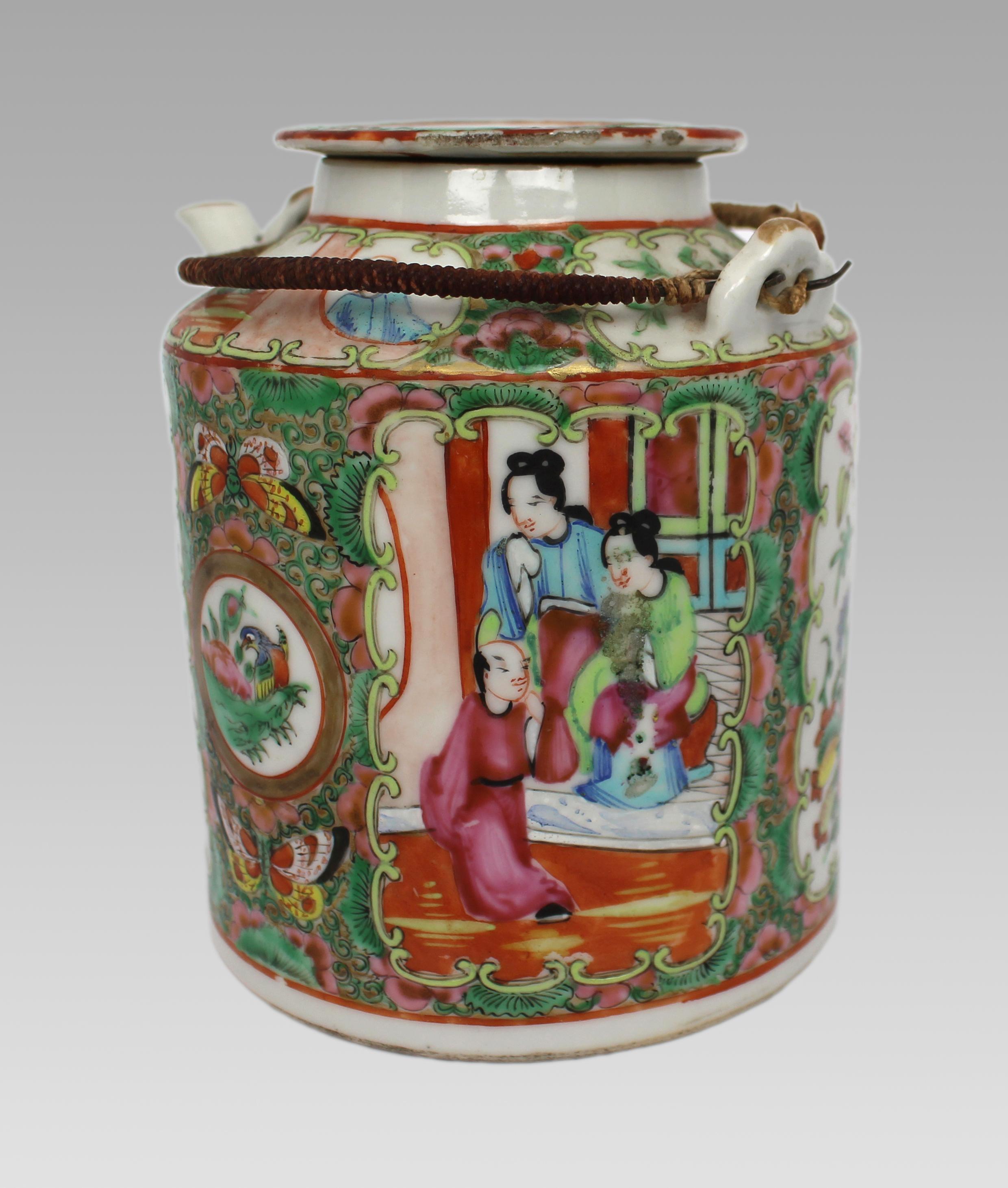 Antike chinesische Canton Famille Rose Porzellan Teekanne, um 1900 (19. Jahrhundert) im Angebot