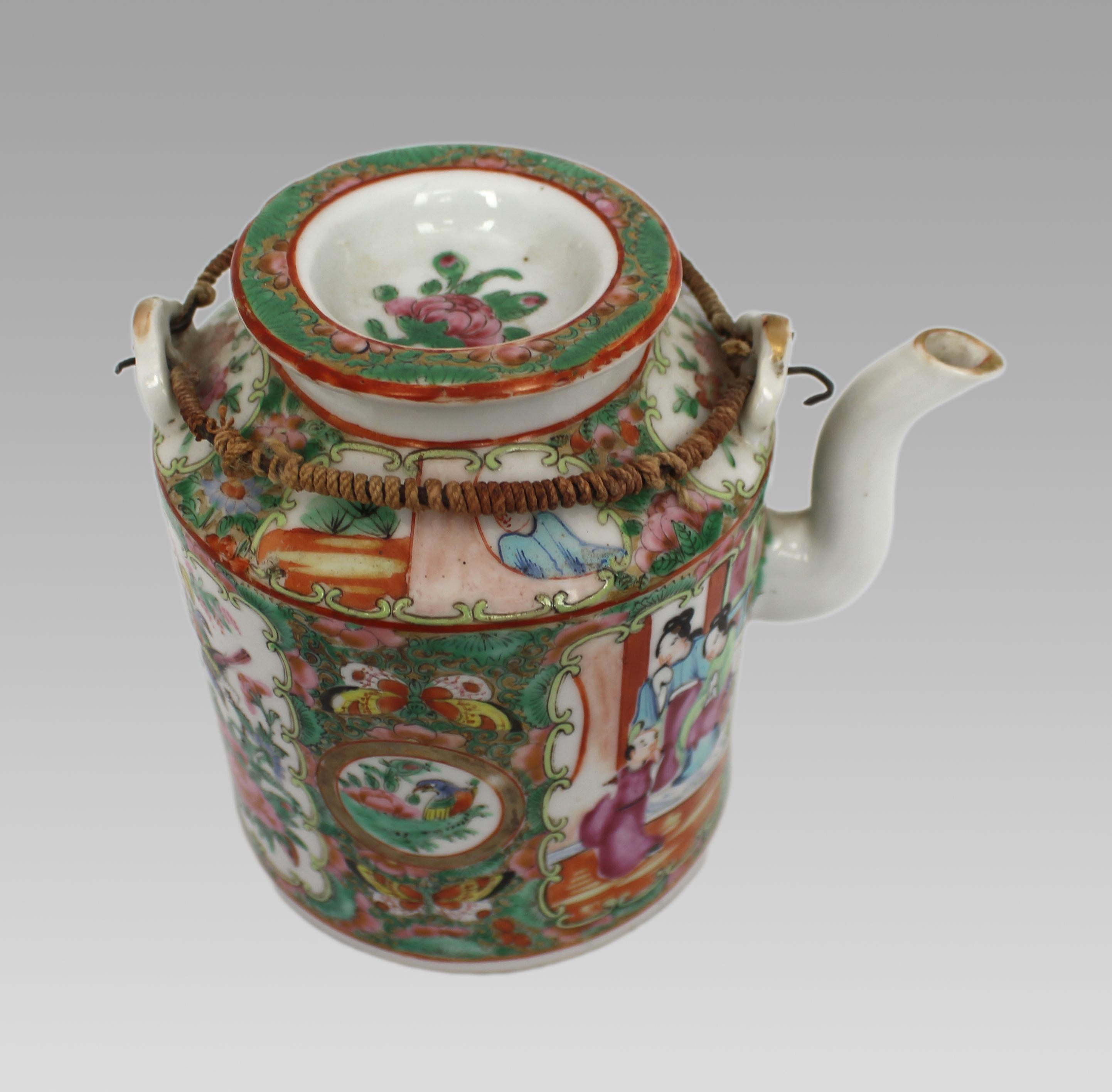 Antike chinesische Canton Famille Rose Porzellan Teekanne, um 1900 im Angebot 1