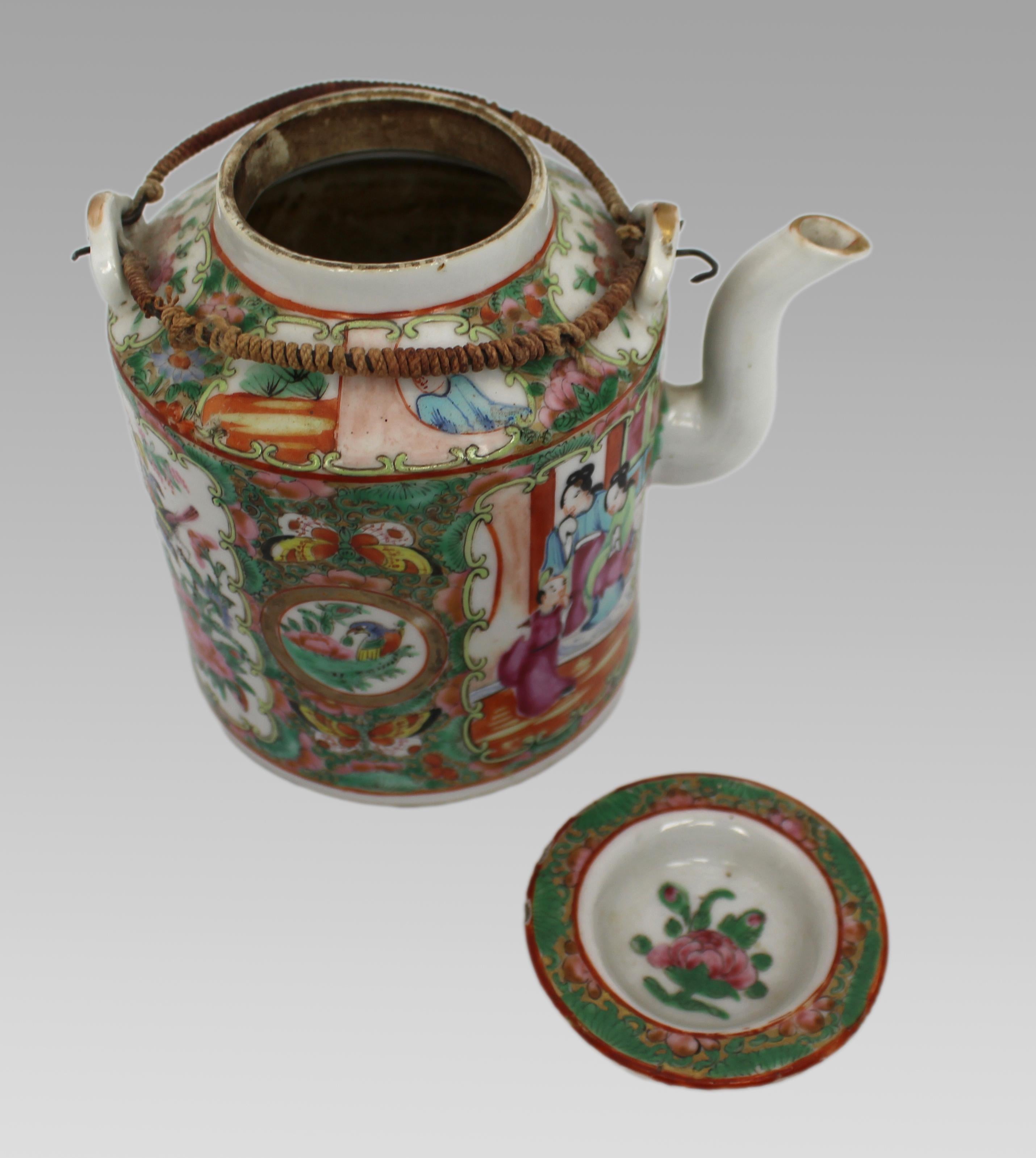 Antike chinesische Canton Famille Rose Porzellan Teekanne, um 1900 im Angebot 2