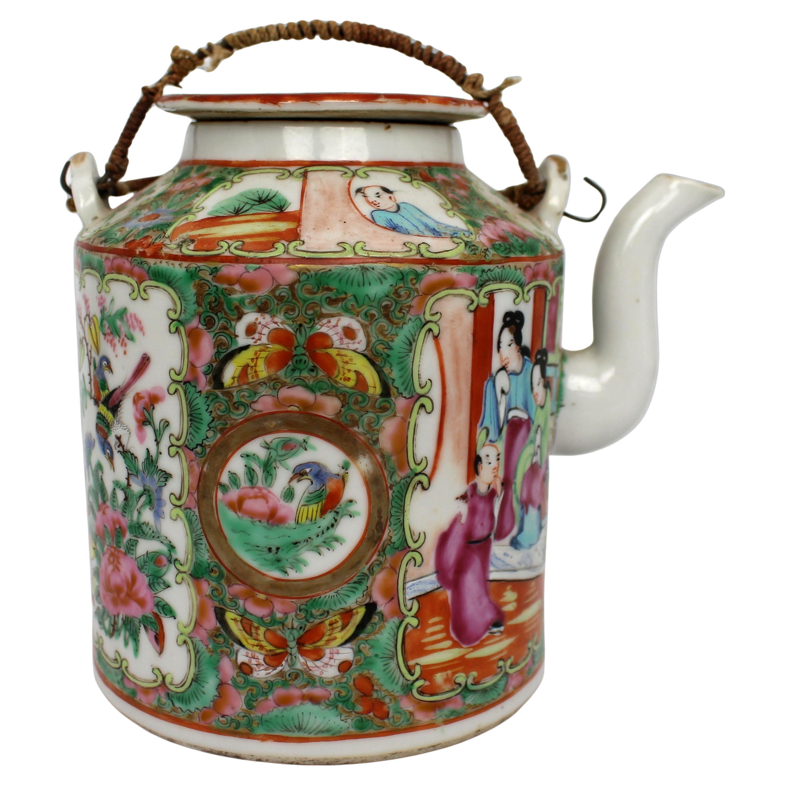Antike chinesische Canton Famille Rose Porzellan Teekanne, um 1900 im Angebot