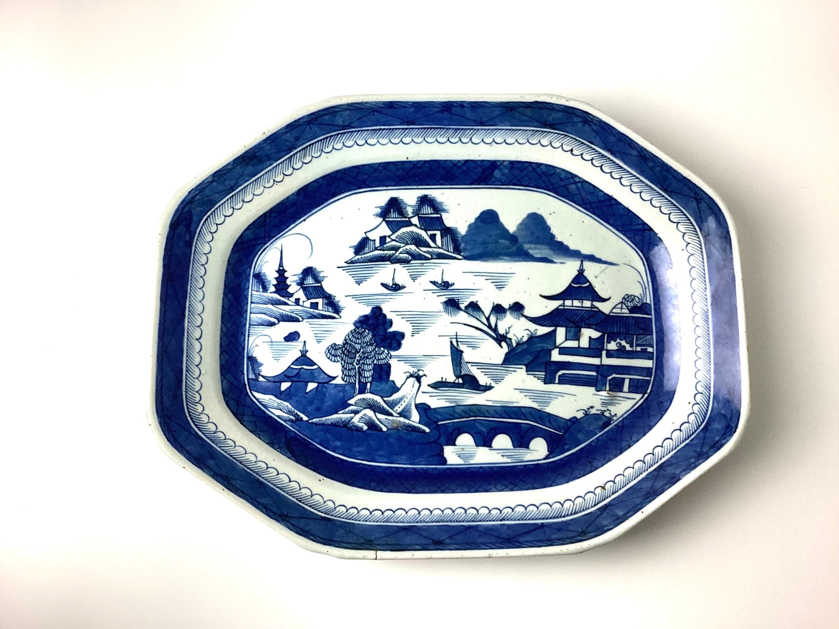 Ancien plat de service d'exportation chinois en porcelaine bleue de Canton Bon état - En vente à Lambertville, NJ