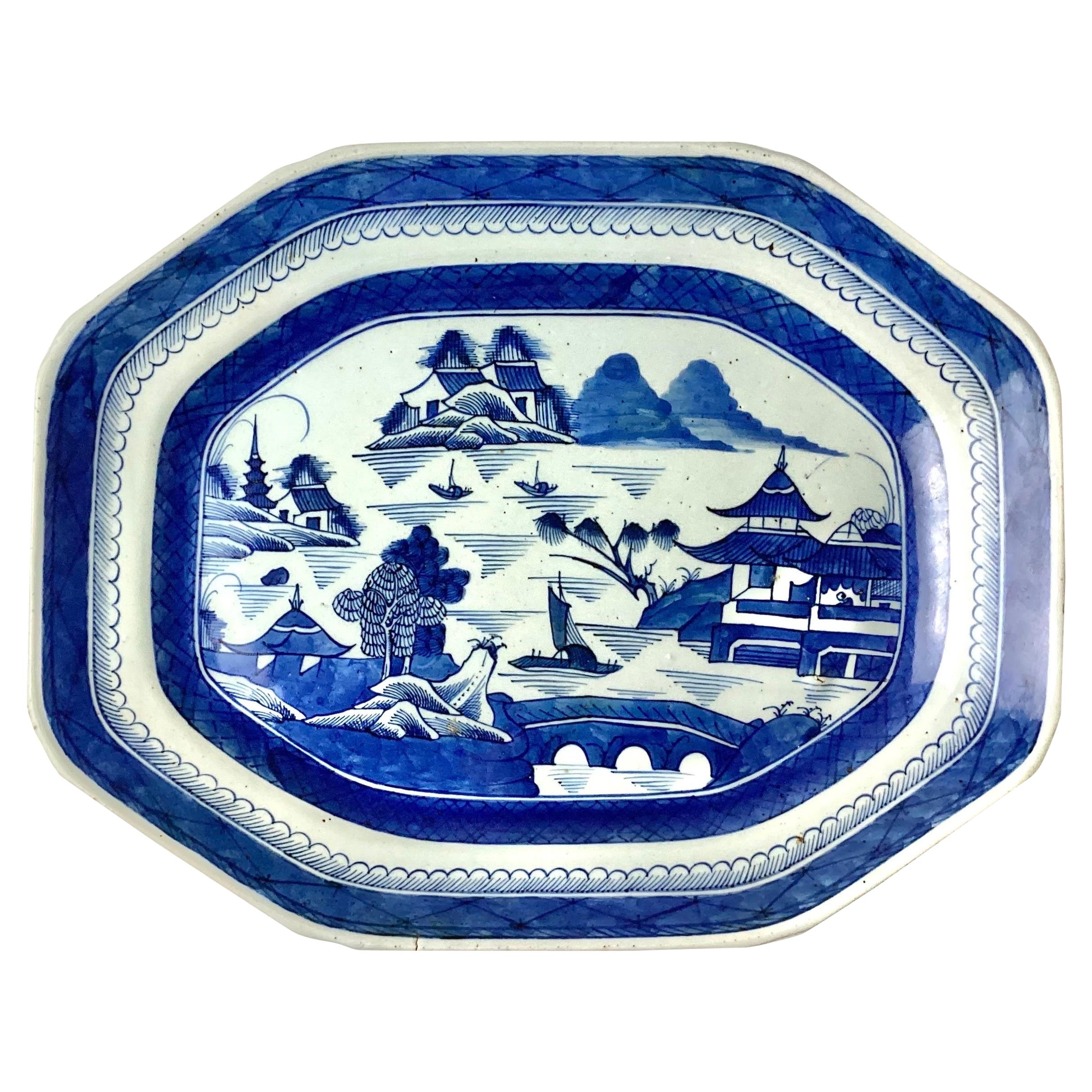 Antike chinesische Kanton-Porzellan- Export-Servierplatte aus blauem Export