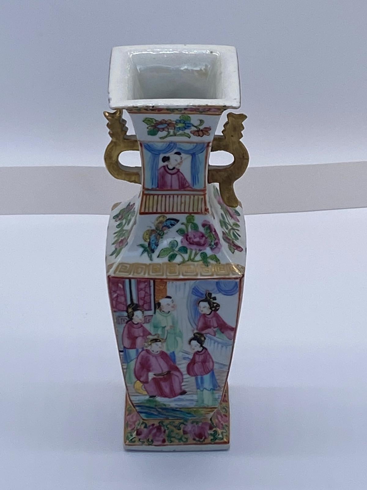 Antico vaso cinese di Canton del XIX secolo, vaso decorativo molto grazioso con decorazioni figurative colorate sul corpo affusolato e manici dorati.
