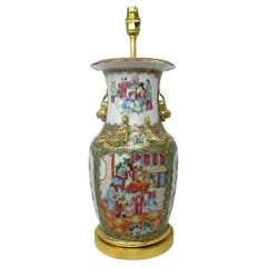 Ancienne lampe de bureau chinoise cantonaise en porcelaine de Canton Verte Famille Rose Ormolu