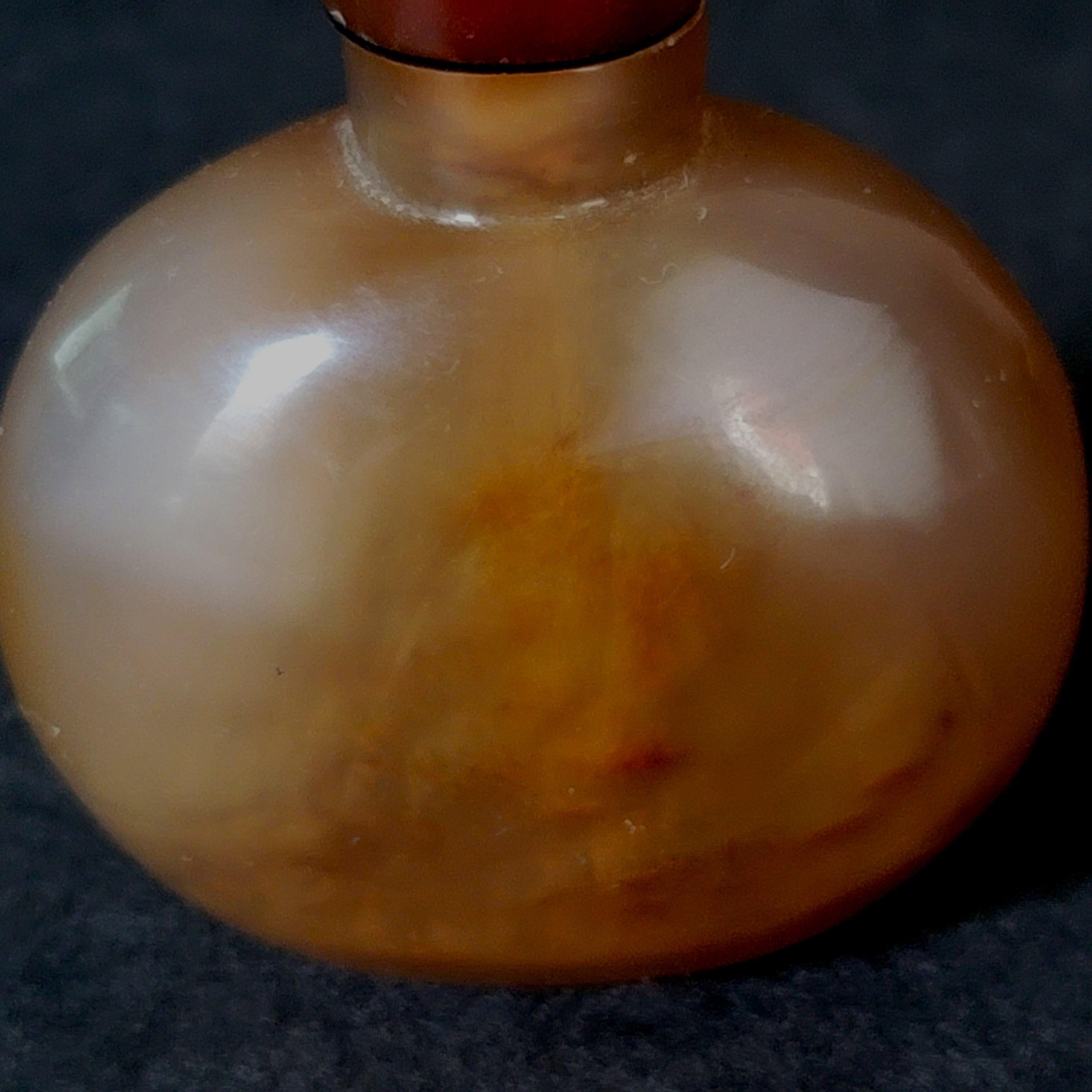 Antique Chinese Carved Agate Snuff Bottle, 19th Century In Excellent Condition In Norton, MA