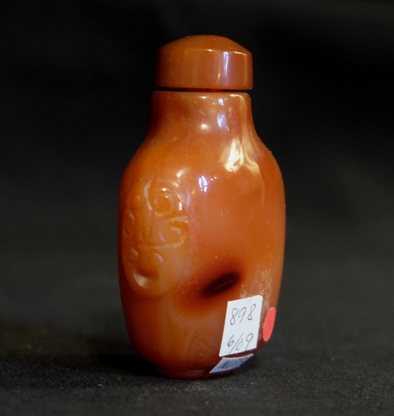 Une belle et fine bouteille à priser en agate sculptée, avec une profonde sculpture à l'intérieur.
 