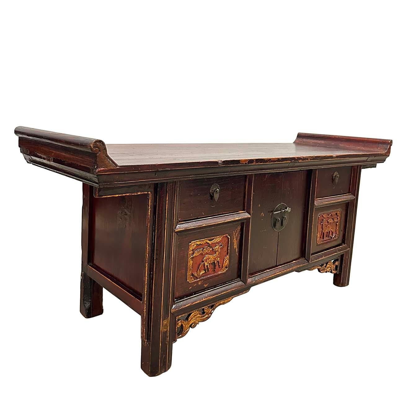 Este Antiguo Armario de Altar Chino es de principios del siglo XX, fabricado a mano en la zona norte de China. Las intrincadas tallas de diseño tradicional chino decoran la parte frontal del mueble. Las tallas son muy detalladas y están resaltadas