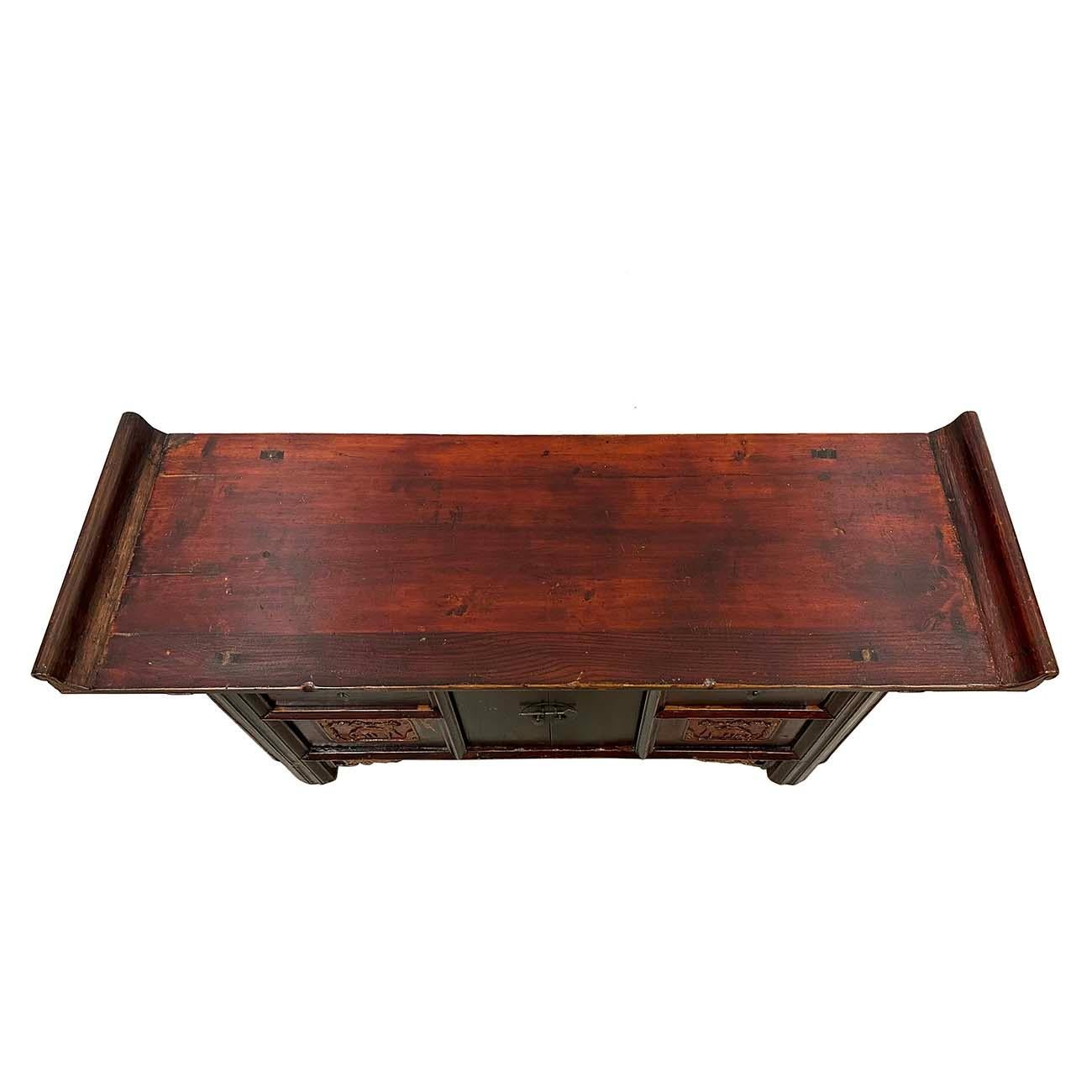 Antiguo mueble chino tallado para altar, mesa de centro, soporte para TV siglo XX en venta