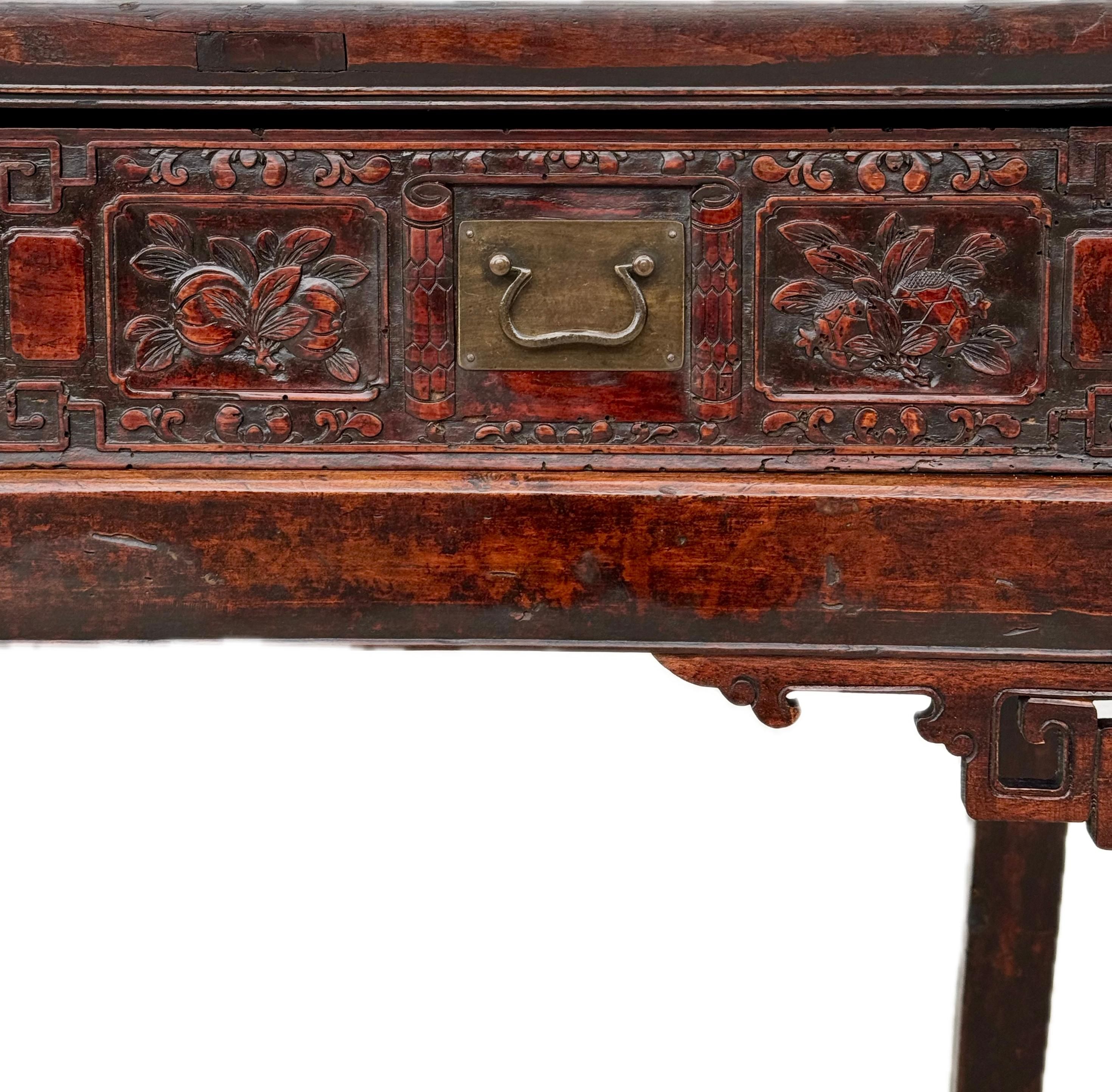 Ancienne table d'autel chinoise sculptée / bureau en vente 2
