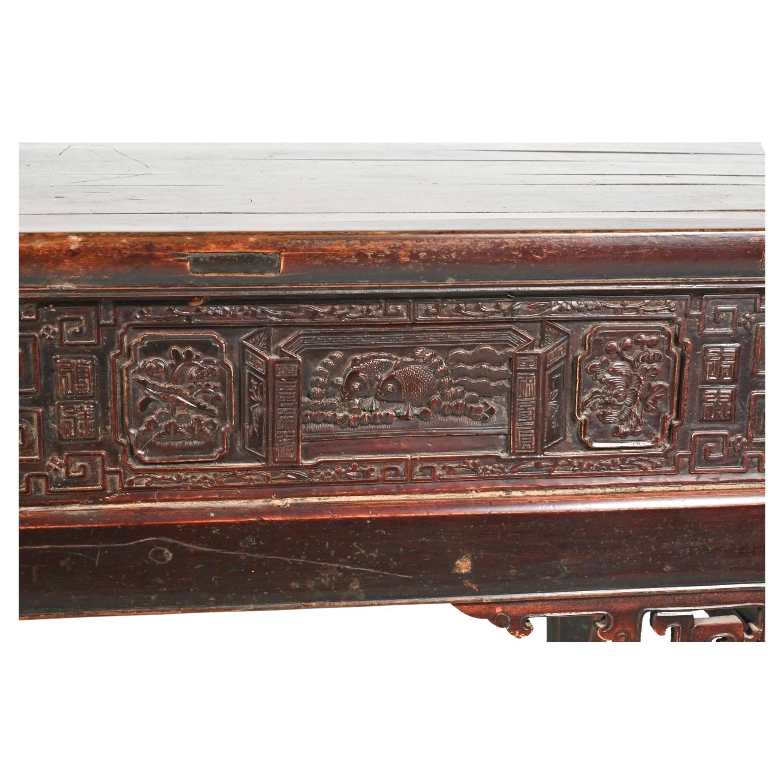Chinois Ancienne table d'autel chinoise sculptée / bureau en vente