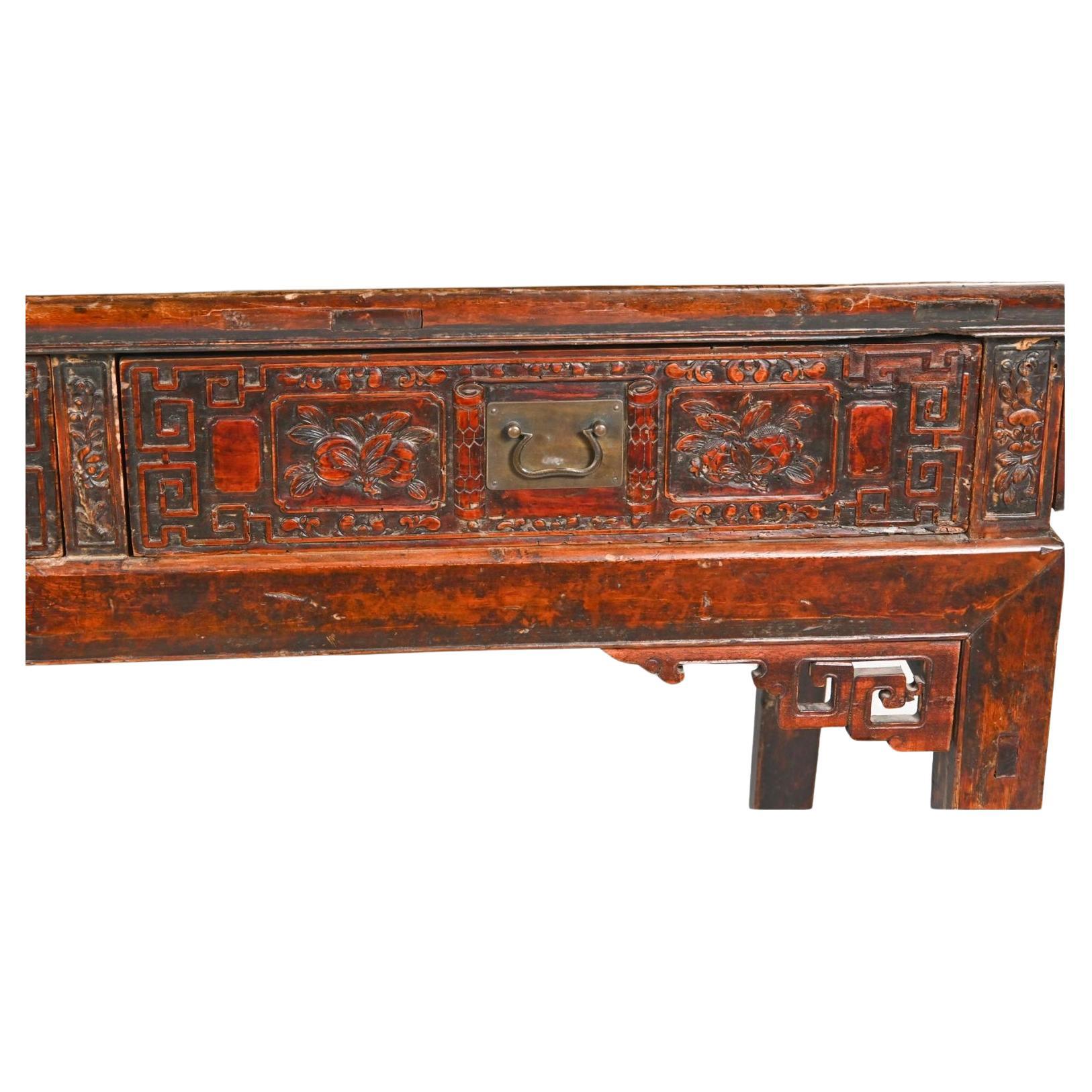 Sculpté Ancienne table d'autel chinoise sculptée / bureau en vente