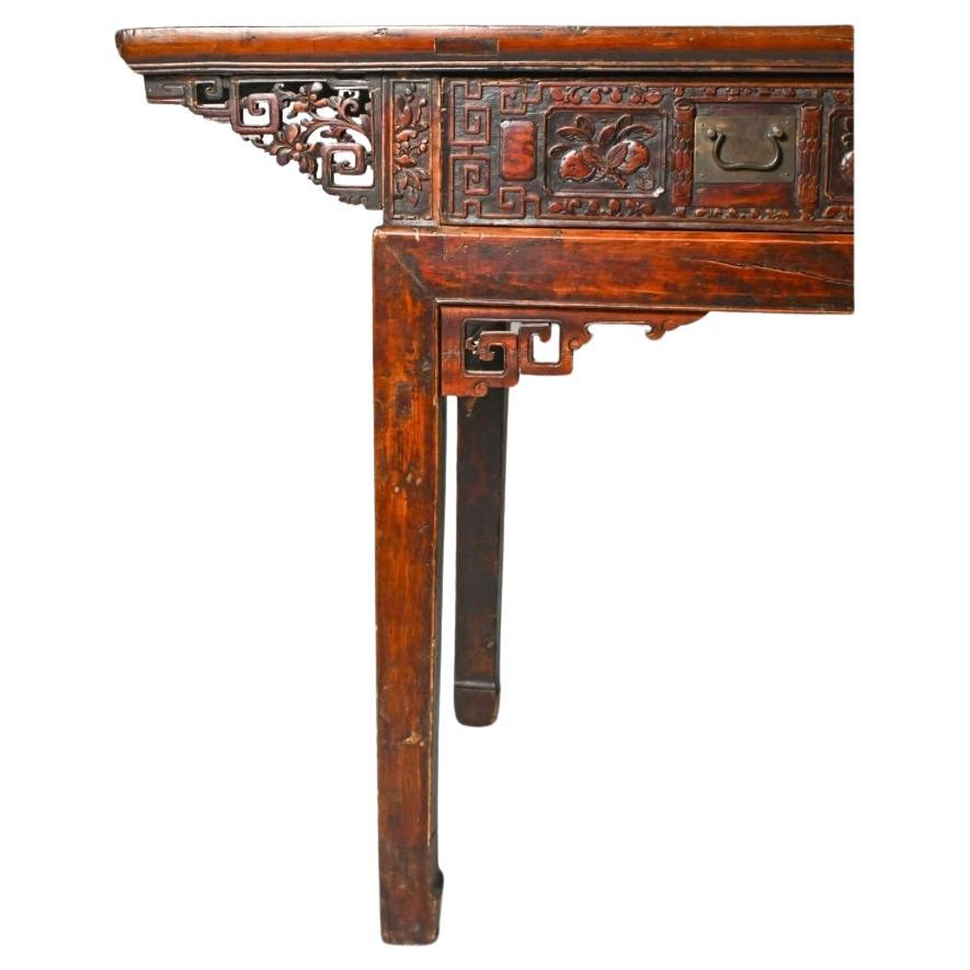 Ancienne table d'autel chinoise sculptée / bureau Bon état - En vente à Bradenton, FL