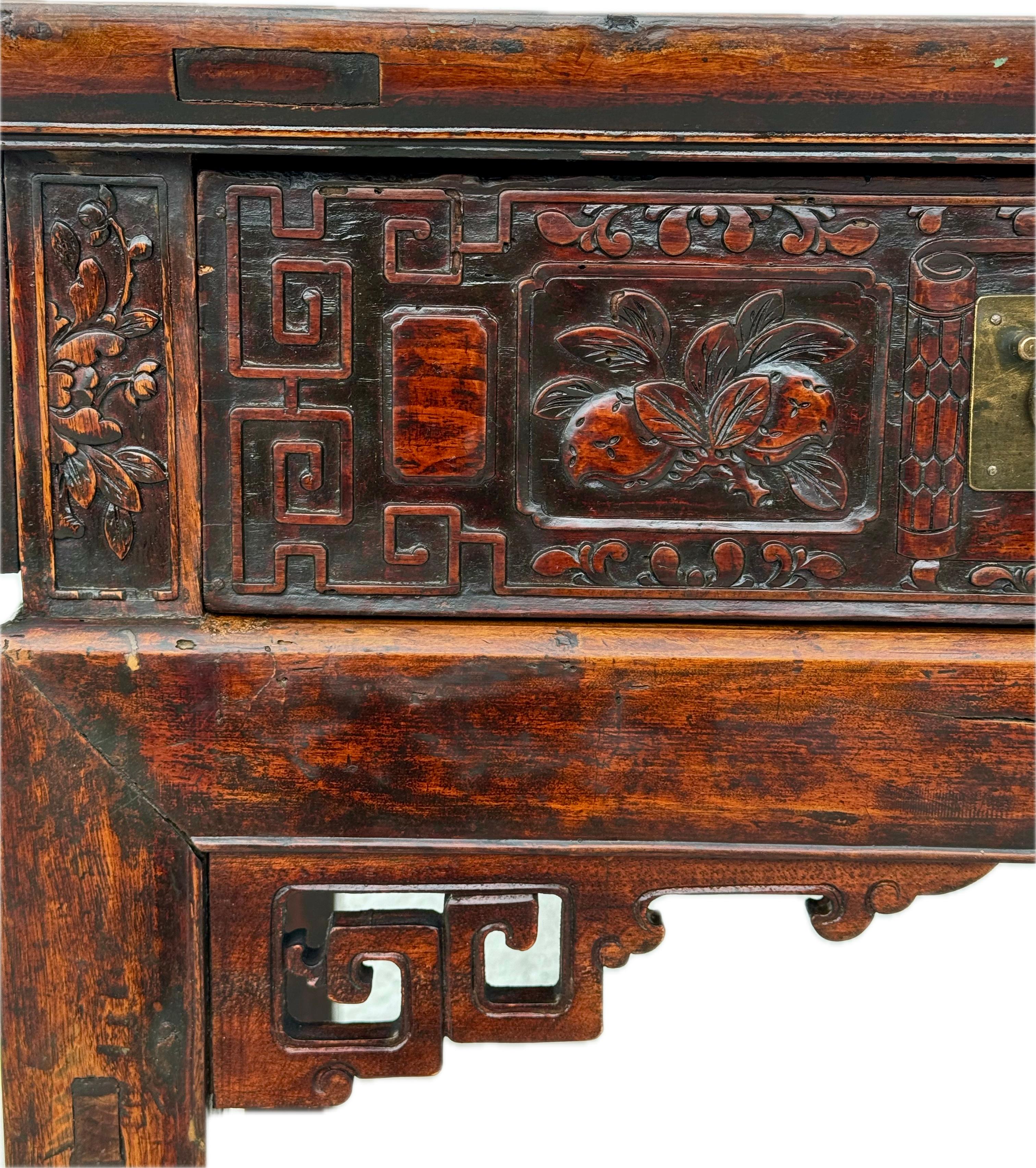 XIXe siècle Ancienne table d'autel chinoise sculptée / bureau en vente