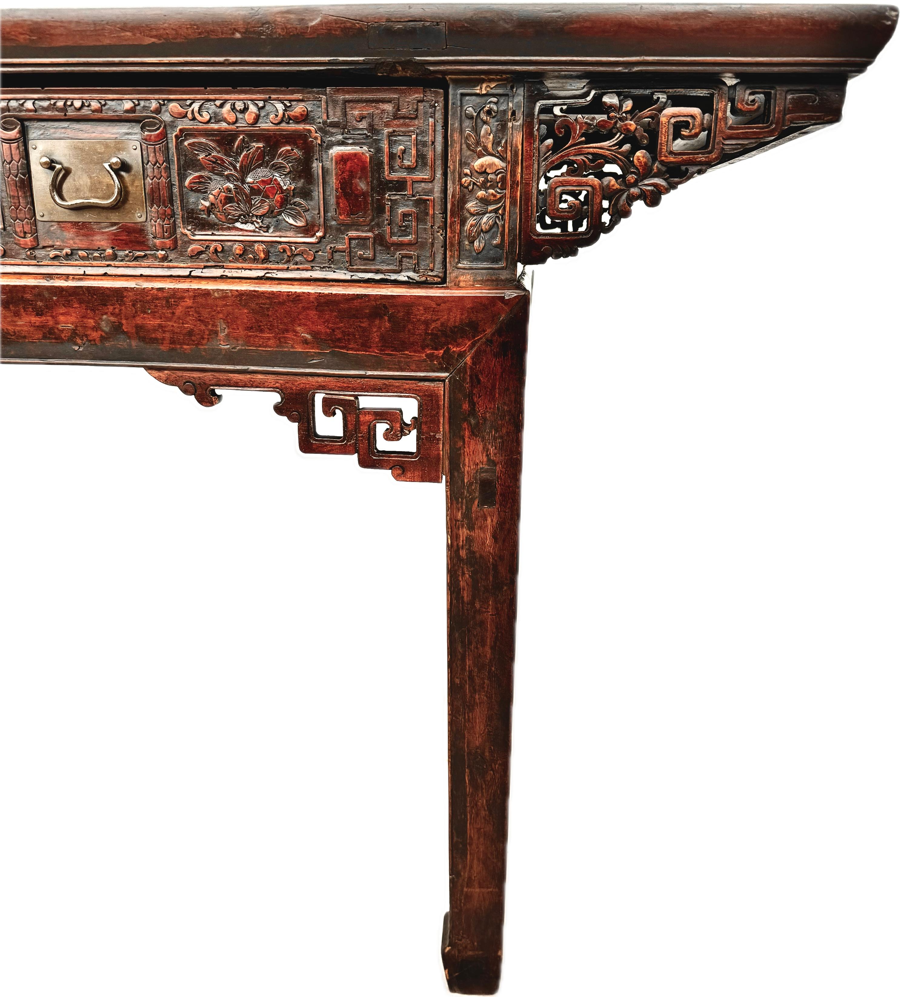 Bois Ancienne table d'autel chinoise sculptée / bureau en vente