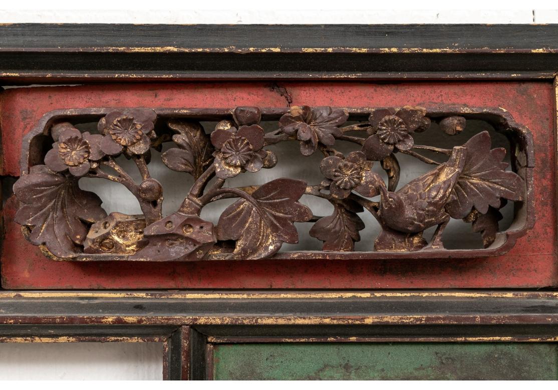 Panneau chinois ancien sculpté et décoré de peinture en vente 2