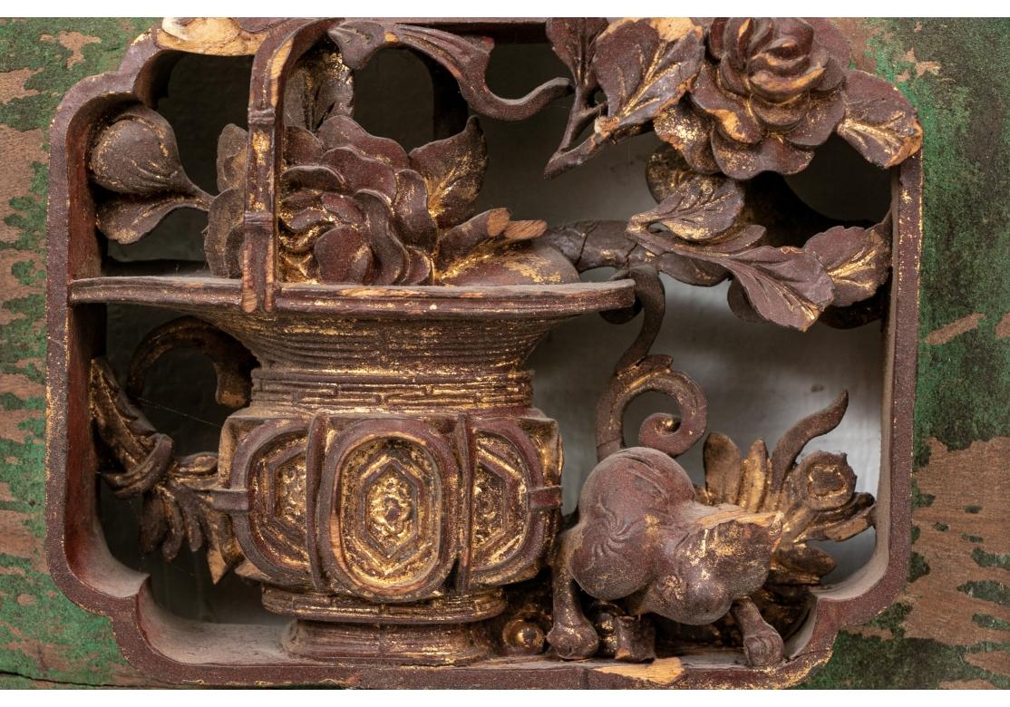 Une pièce rectangulaire à gradins avec des panneaux en forme sculptés, dorés et peints en haut-relief. Avec des fleurs sur les panneaux supérieurs, des oiseaux et un phénix sur fond rouge et vert. Les panneaux inférieurs de forme carrée présentent