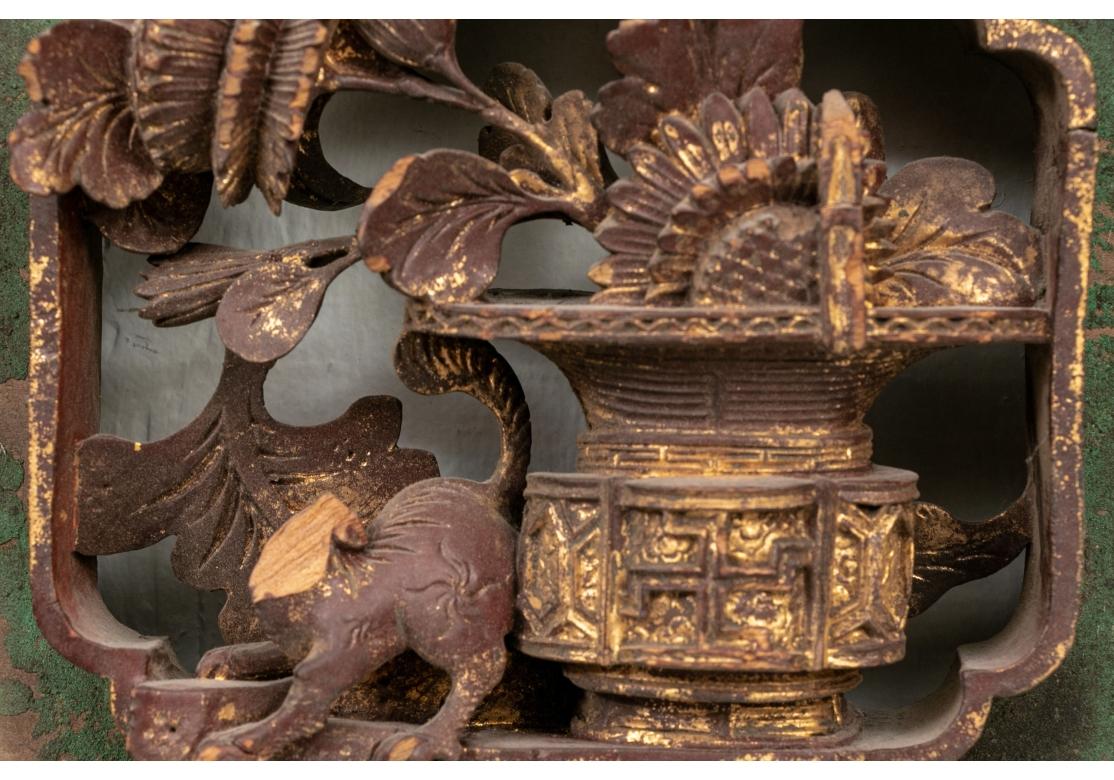 Chinois Panneau chinois ancien sculpté et décoré de peinture en vente