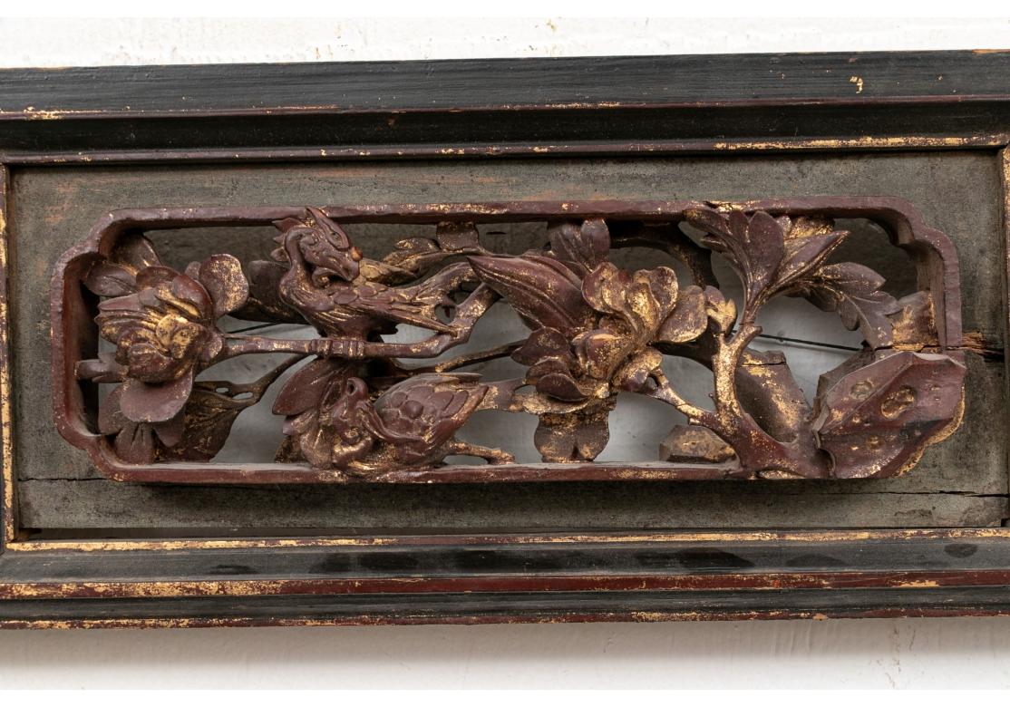 Panneau chinois ancien sculpté et décoré de peinture Abîmé - En vente à Bridgeport, CT