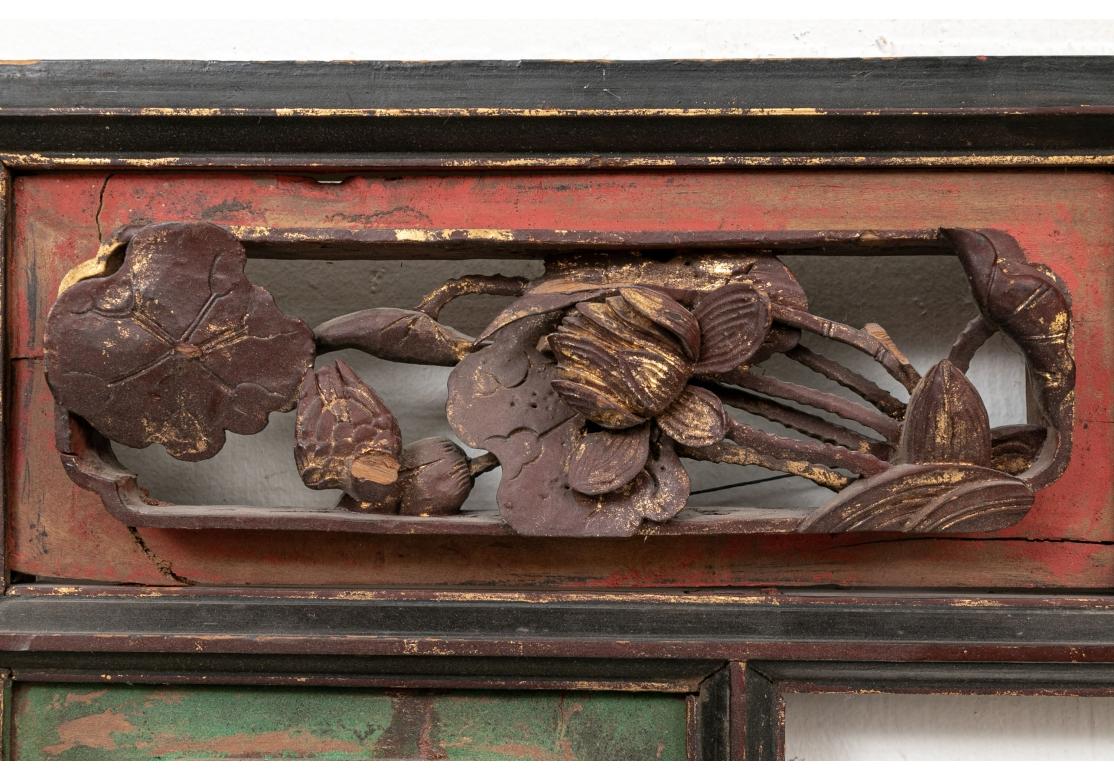 Bois Panneau chinois ancien sculpté et décoré de peinture en vente