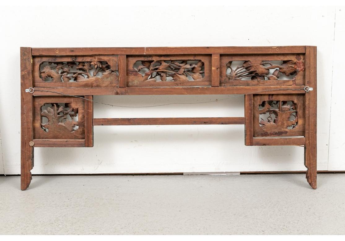 Panneau chinois ancien sculpté et décoré de peinture en vente 1