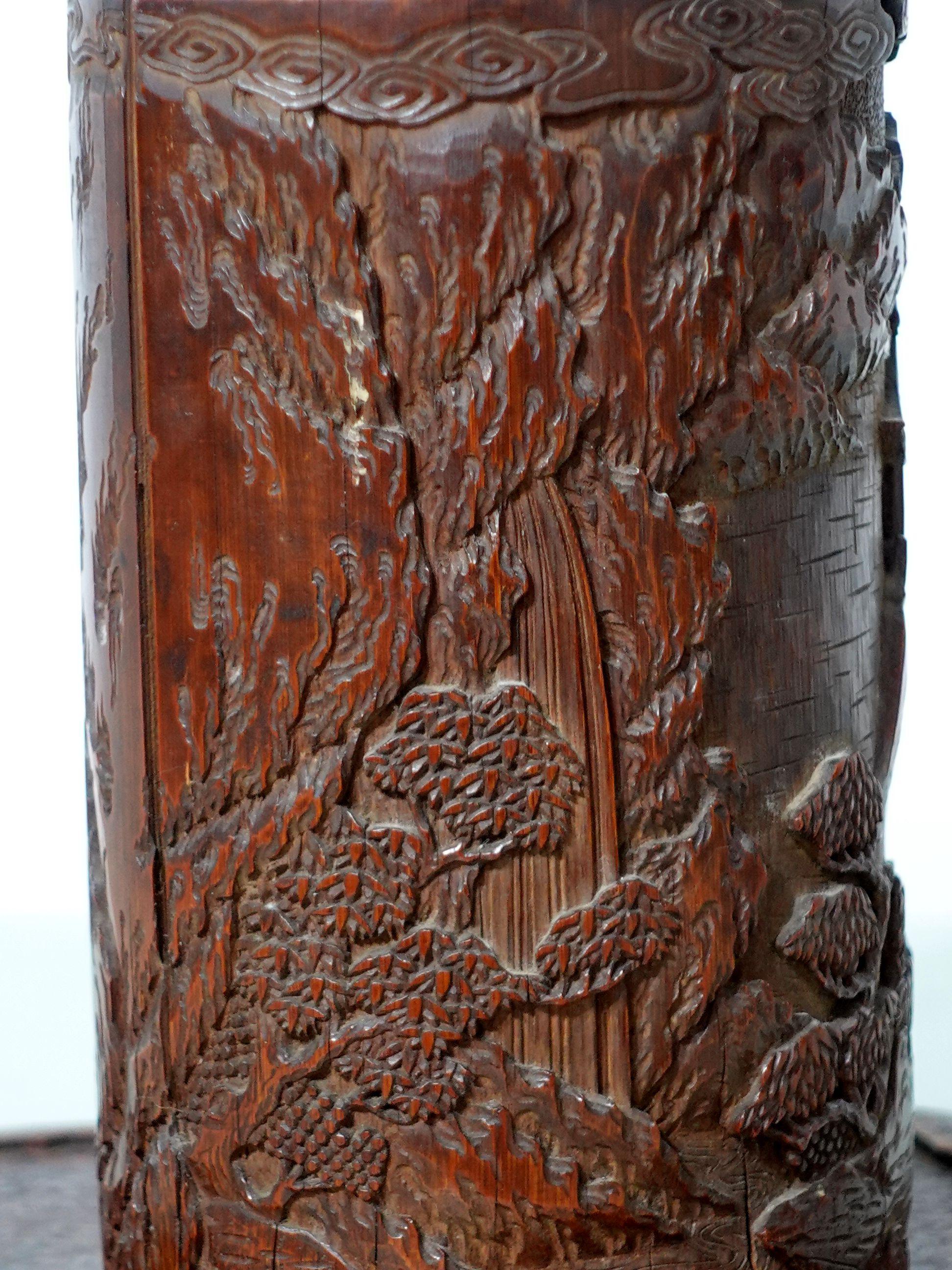 Ancien pot  pinceaux chinois en bambou sculpt, 18me/dbut du 19me sicle avec support en bois en vente 4