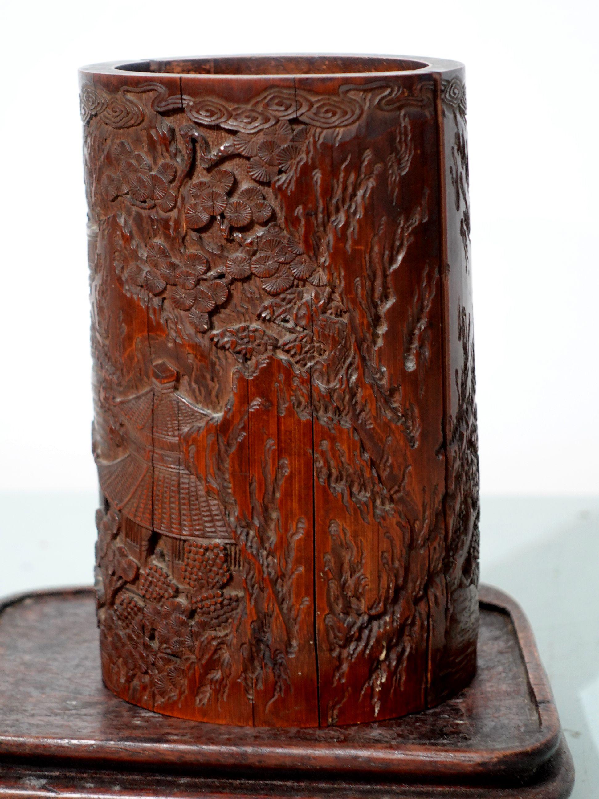 Ancien pot  pinceaux chinois en bambou sculpt, 18me/dbut du 19me sicle avec support en bois en vente 5