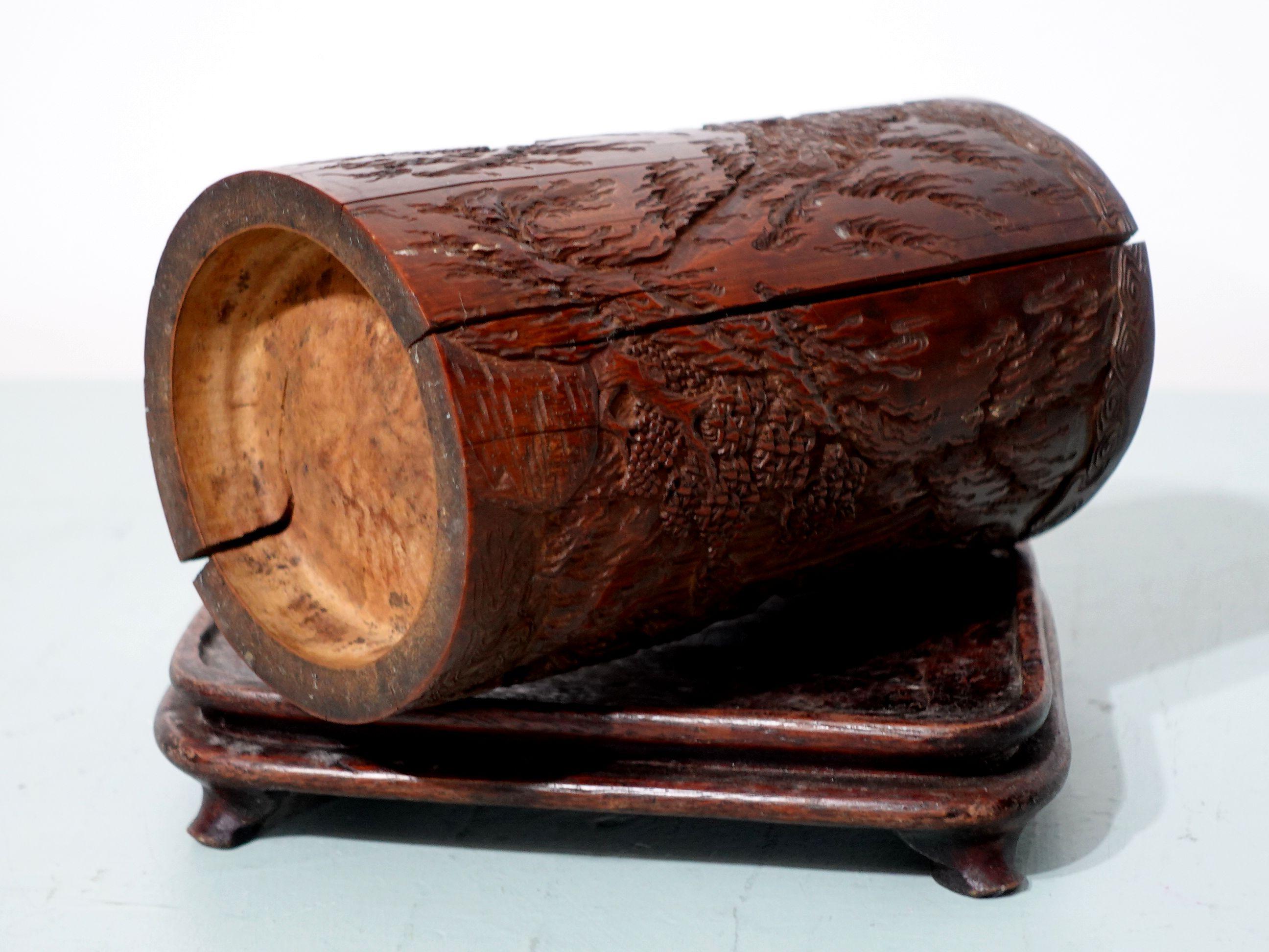 Ancien pot  pinceaux chinois en bambou sculpt, 18me/dbut du 19me sicle avec support en bois en vente 6