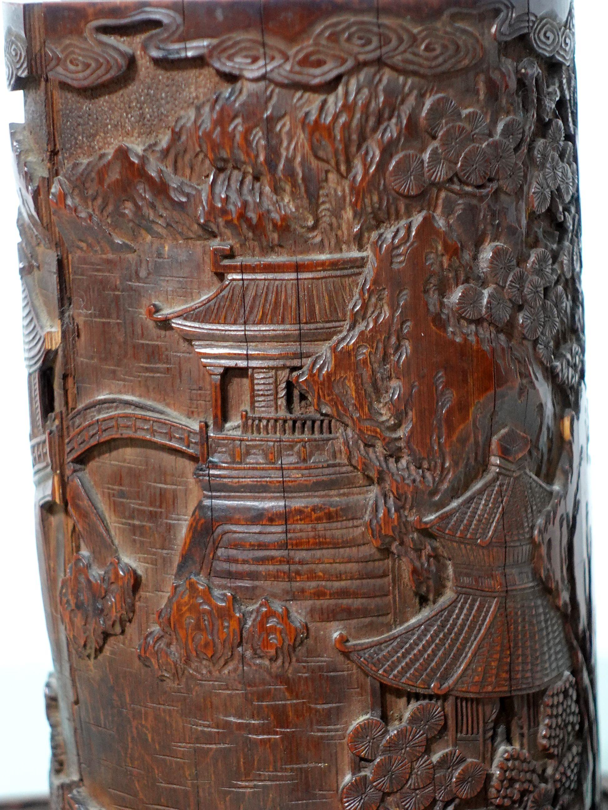 Ancien pot  pinceaux chinois en bambou sculpt, 18me/dbut du 19me sicle avec support en bois État moyen - En vente à Norton, MA