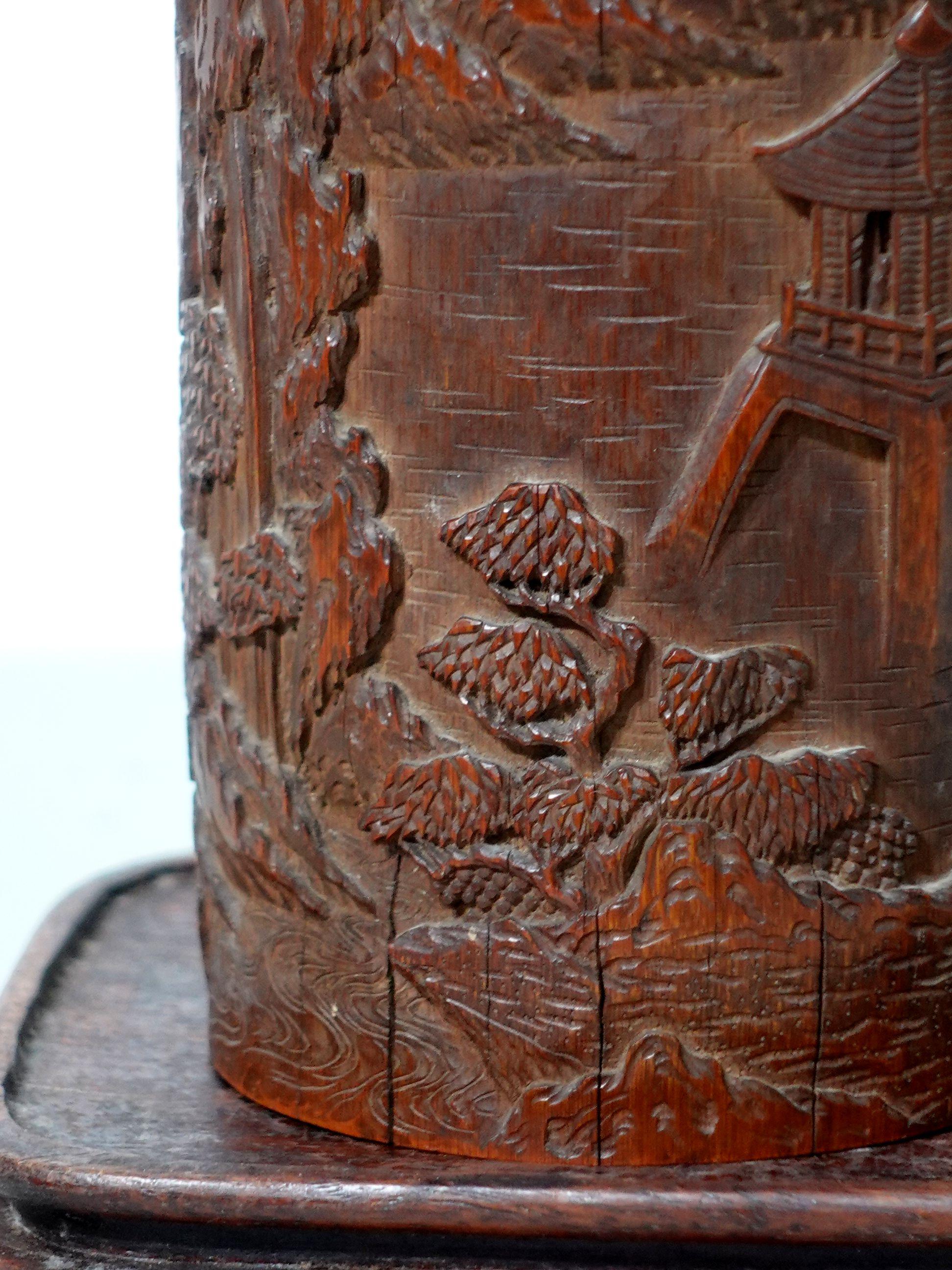 Ancien pot  pinceaux chinois en bambou sculpt, 18me/dbut du 19me sicle avec support en bois en vente 2