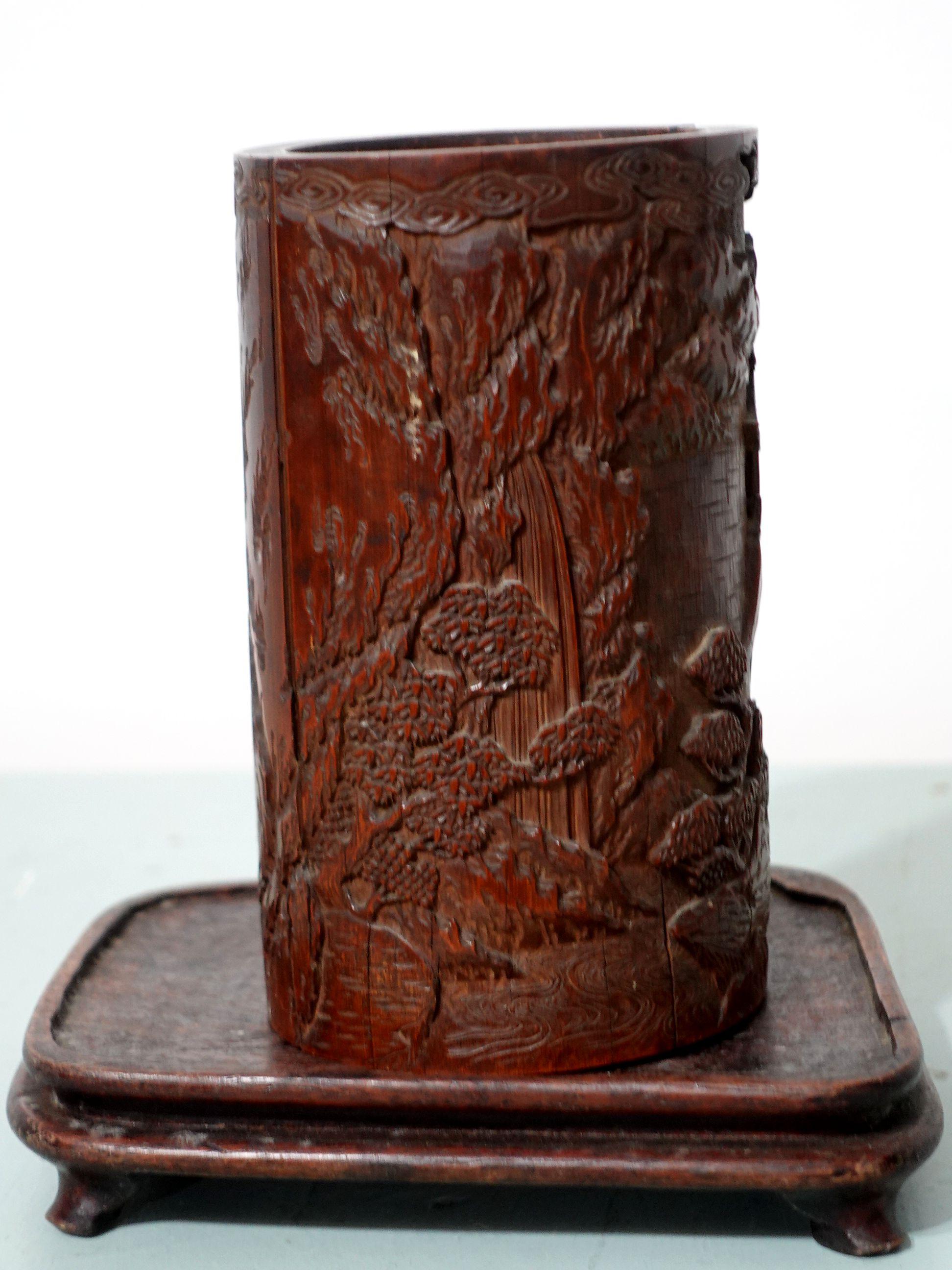 Ancien pot  pinceaux chinois en bambou sculpt, 18me/dbut du 19me sicle avec support en bois en vente 3