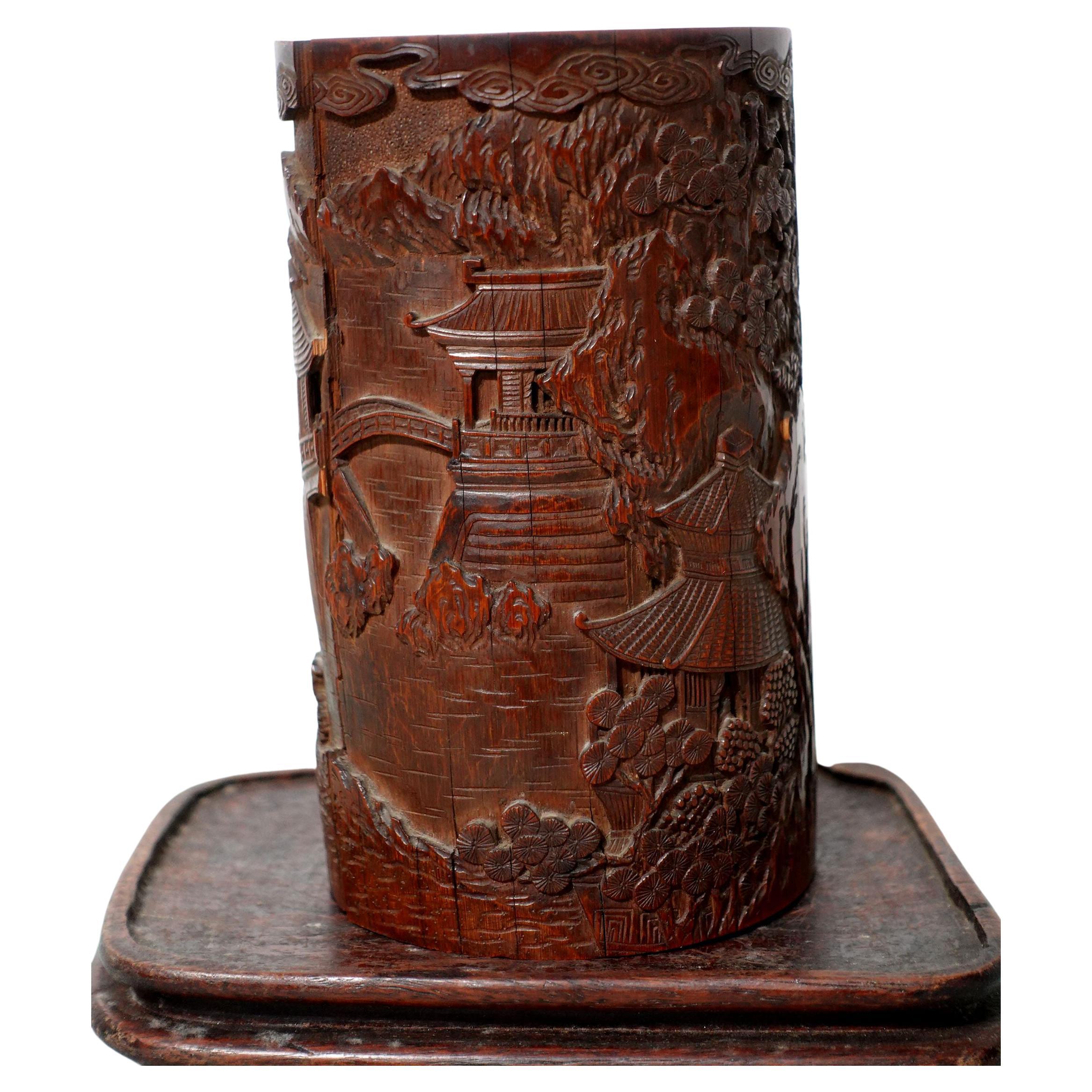 Ancien pot  pinceaux chinois en bambou sculpt, 18me/dbut du 19me sicle avec support en bois