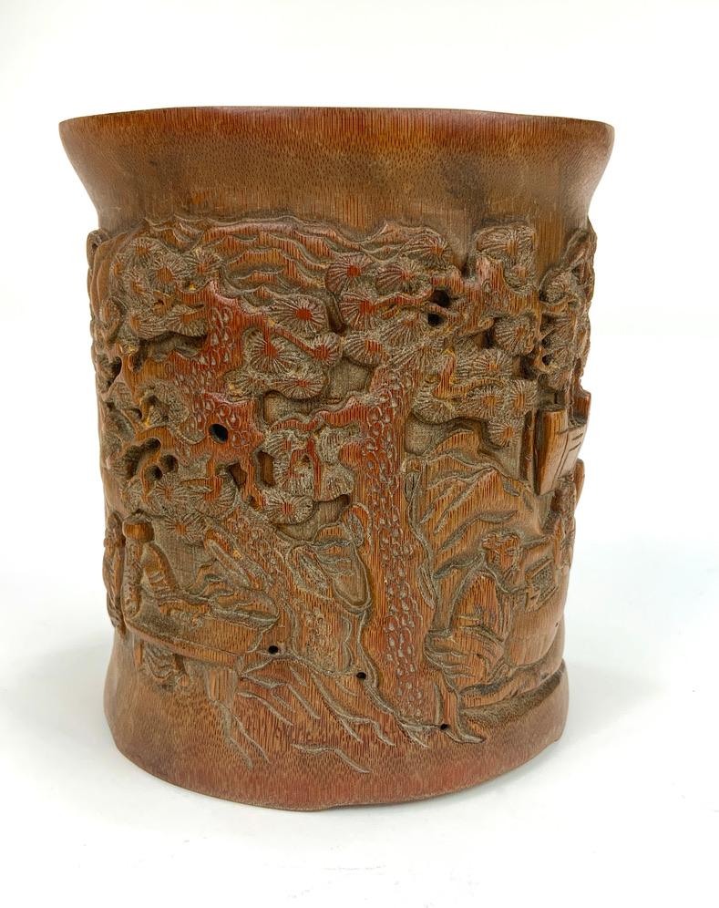 Ce pot à brosse chinois antique en racine de bambou sculpté à la main est en excellent état. Aucune fissure dans le bois et toutes les sculptures sont en très bon état, sans éclats ni pièces manquantes. 

Le bois est lisse et doux au toucher, sans