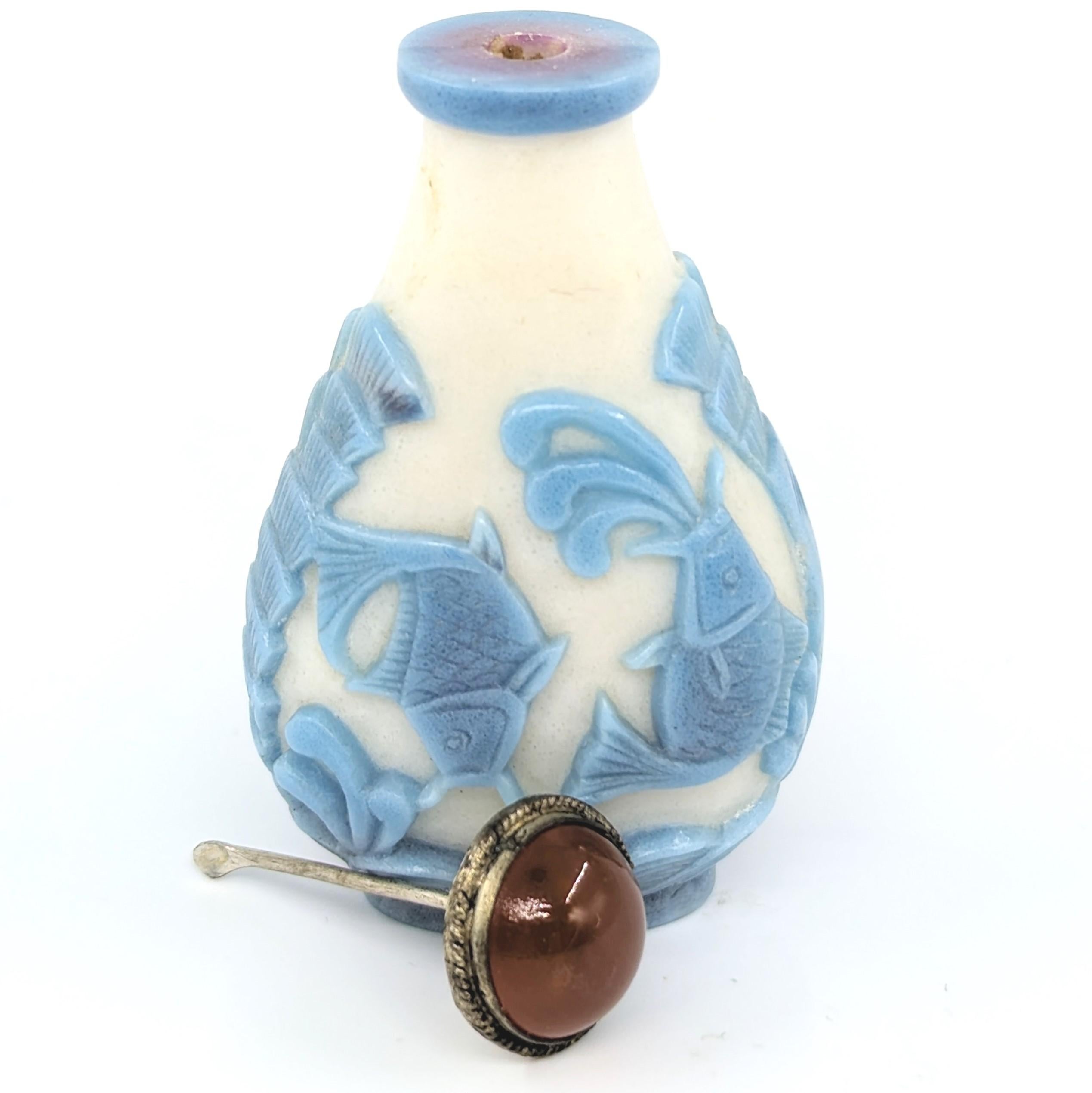 Antique Chinese Carved Blue Colour Glass Overlay Snuff Bottle Late Qing 19/20c For Sale 3