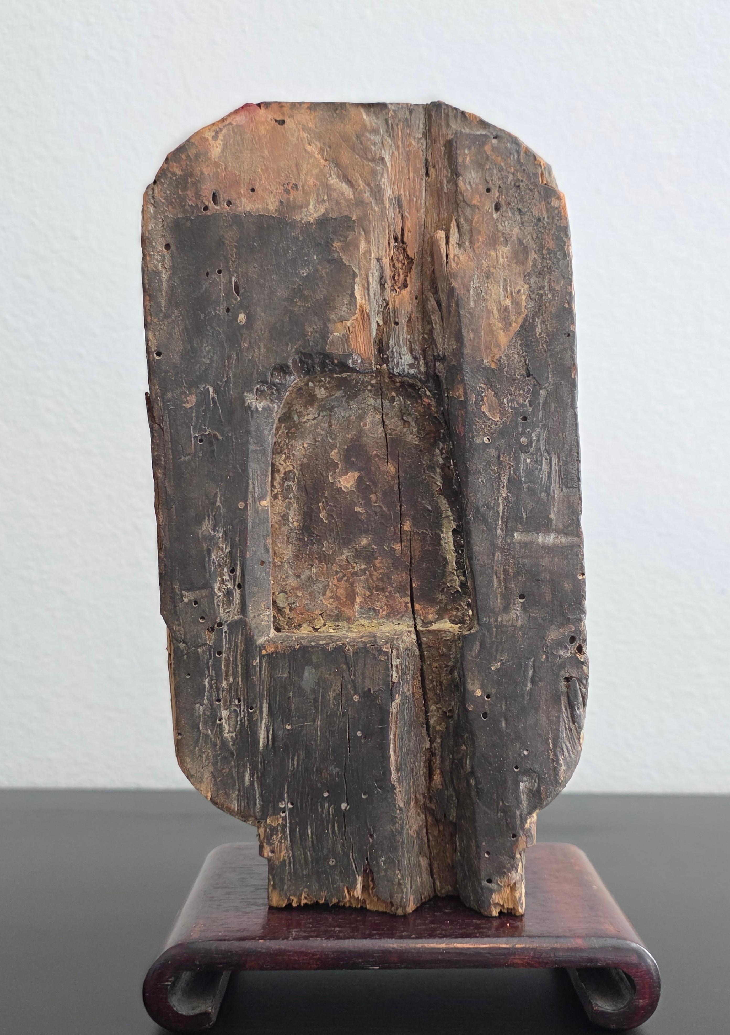 Fragment d'architecture ancienne chinoise sculptée d'une figure de bodhisattva et d'un trône de lotus en vente 3