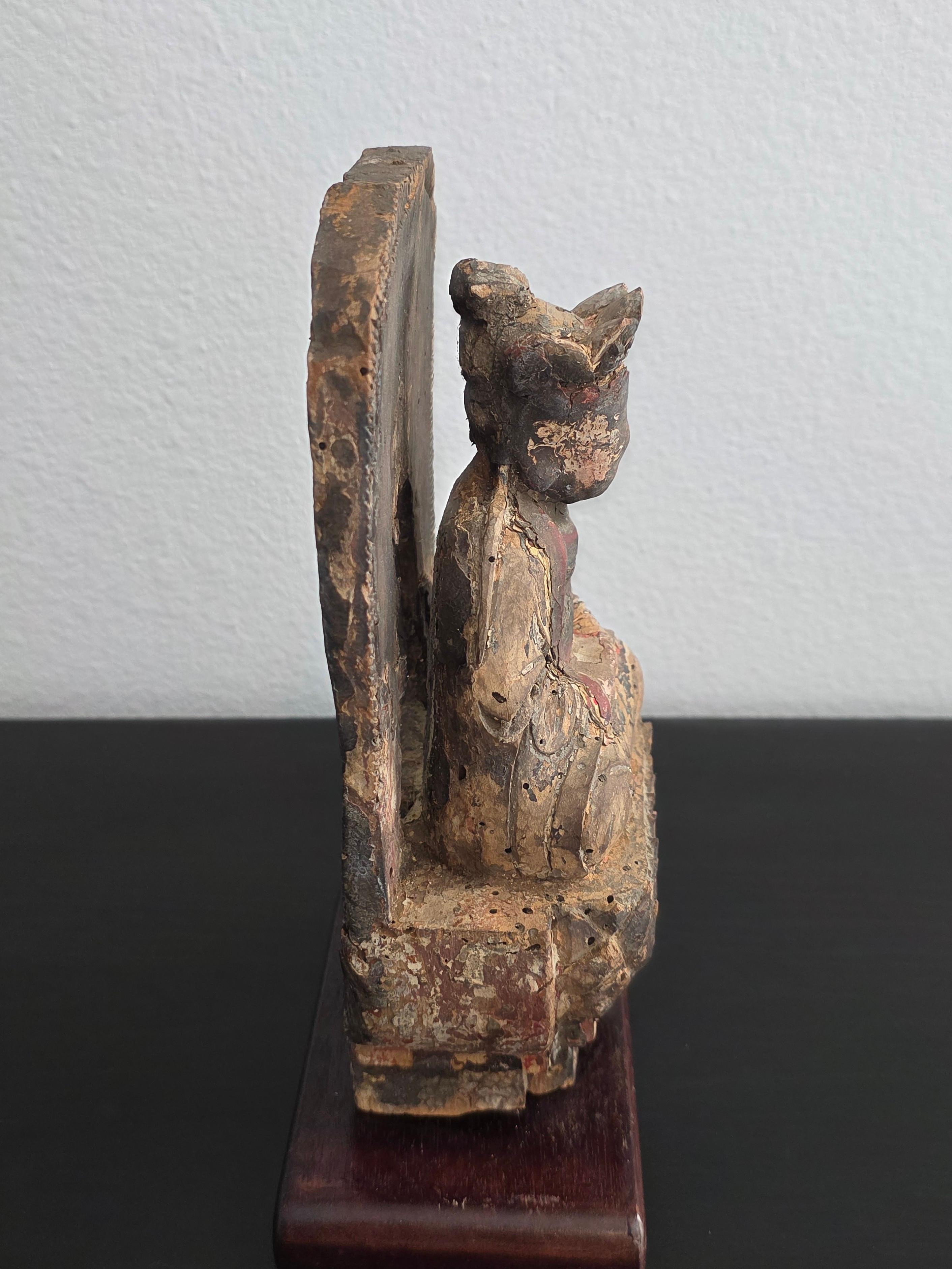 Fragment d'architecture ancienne chinoise sculptée d'une figure de bodhisattva et d'un trône de lotus en vente 4