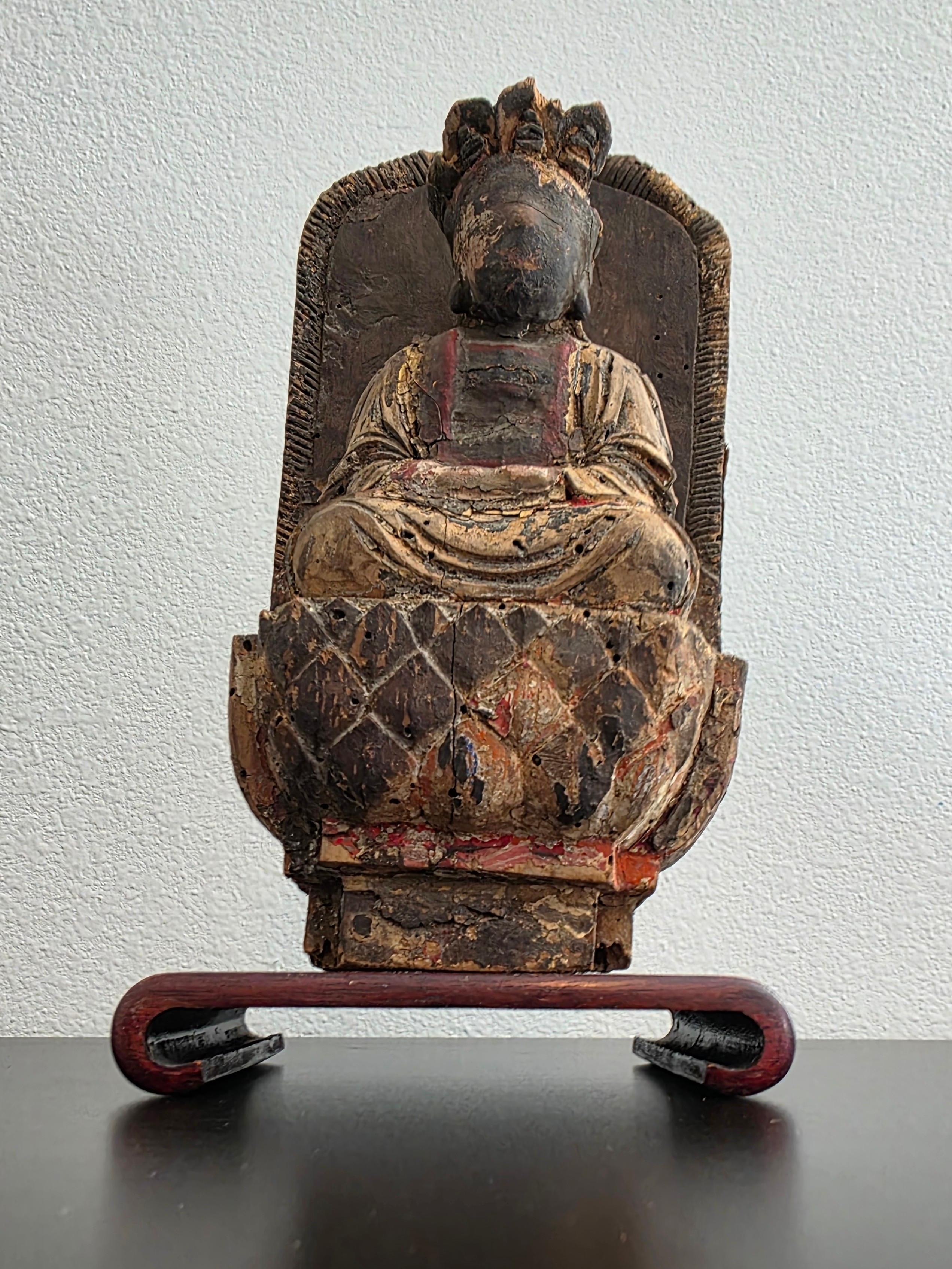 Fragment d'architecture ancienne chinoise sculptée d'une figure de bodhisattva et d'un trône de lotus en vente 5